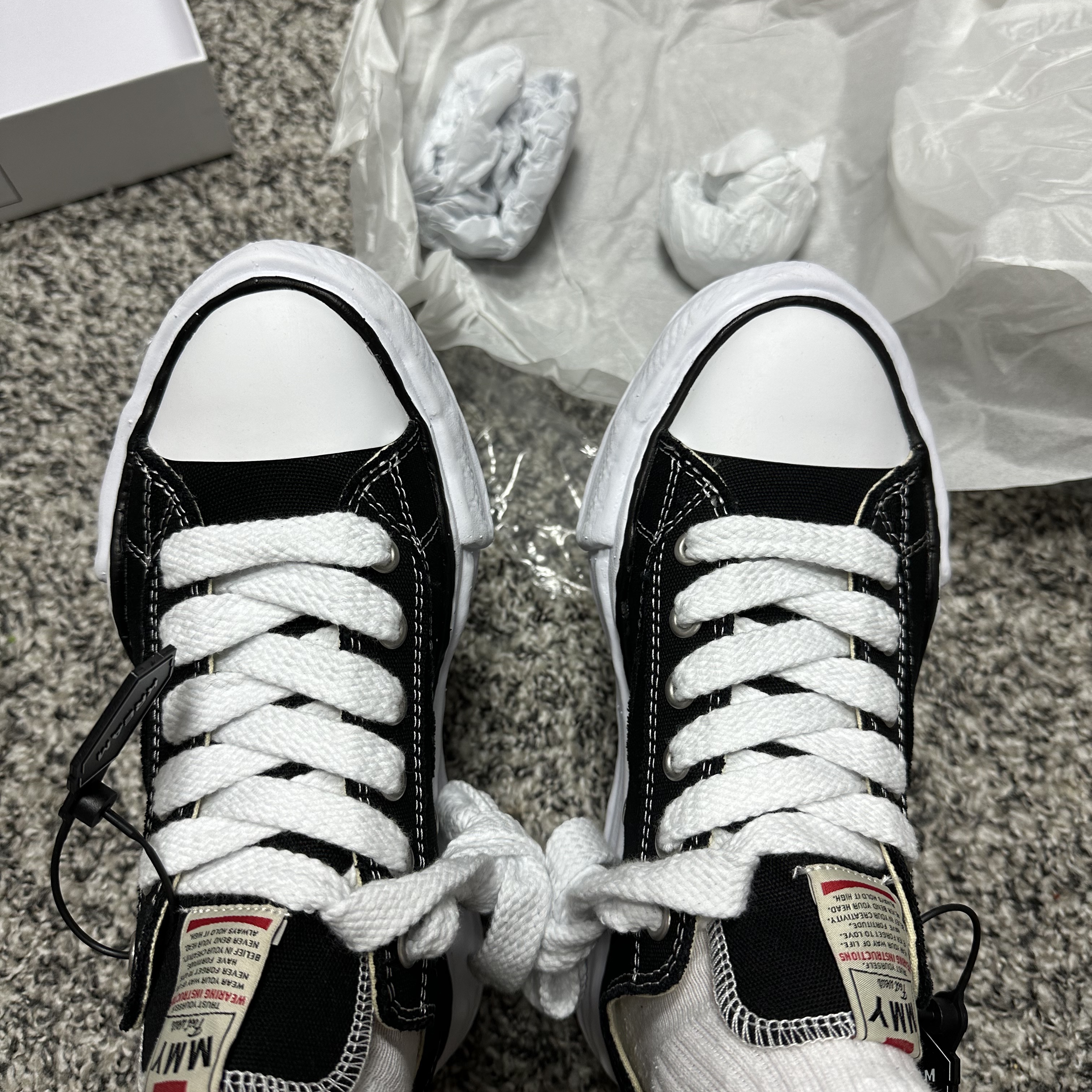 Maison Mihara Yasuhiro Peterson OG Sole Canvas Low Sneakers Black 착용 스타일 - 3