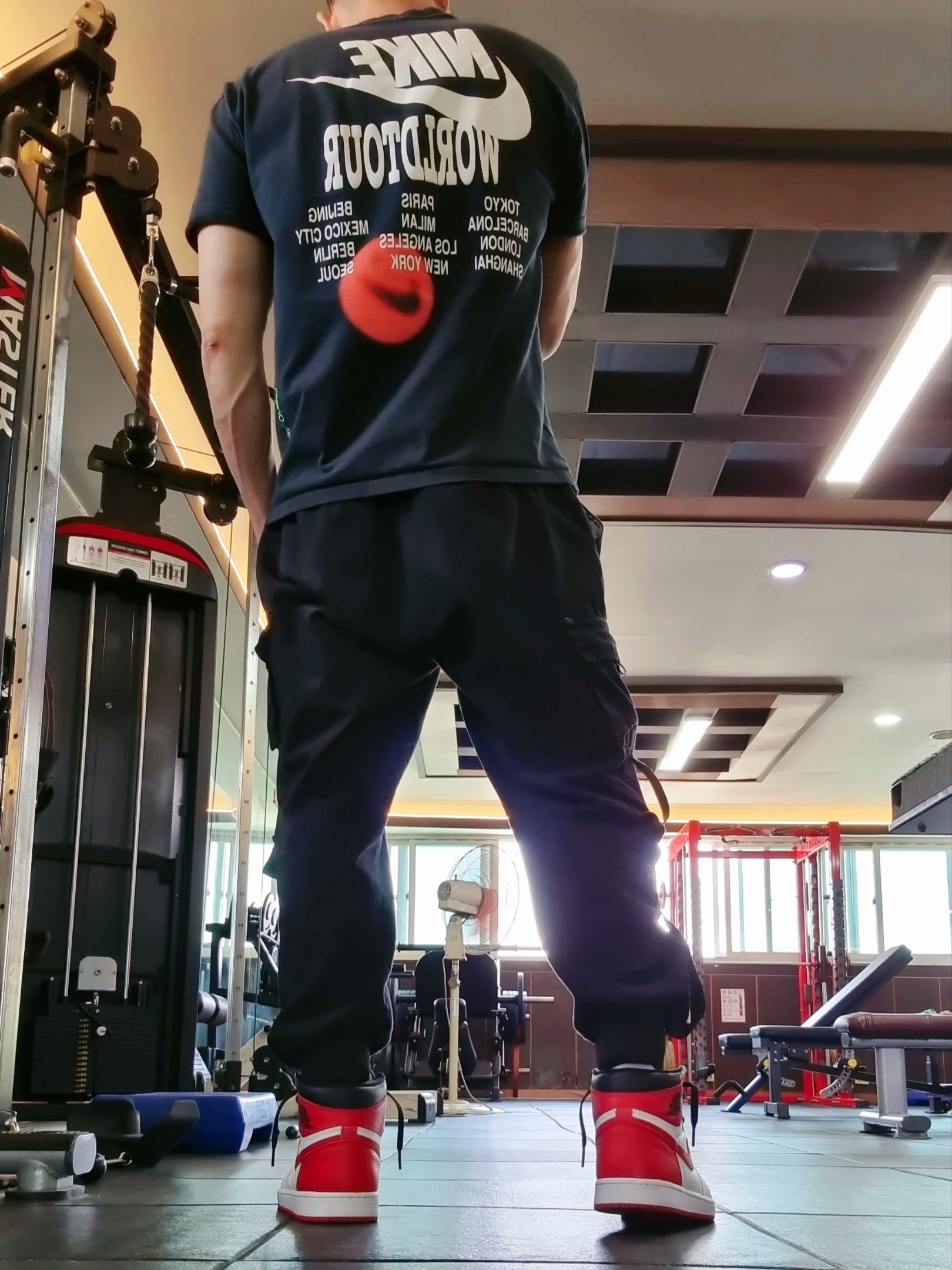 Jordan 1 Retro High OG Heritage, Nike World Tour 2 T-Shirt Black - Asia 착용 스타일 - 1
