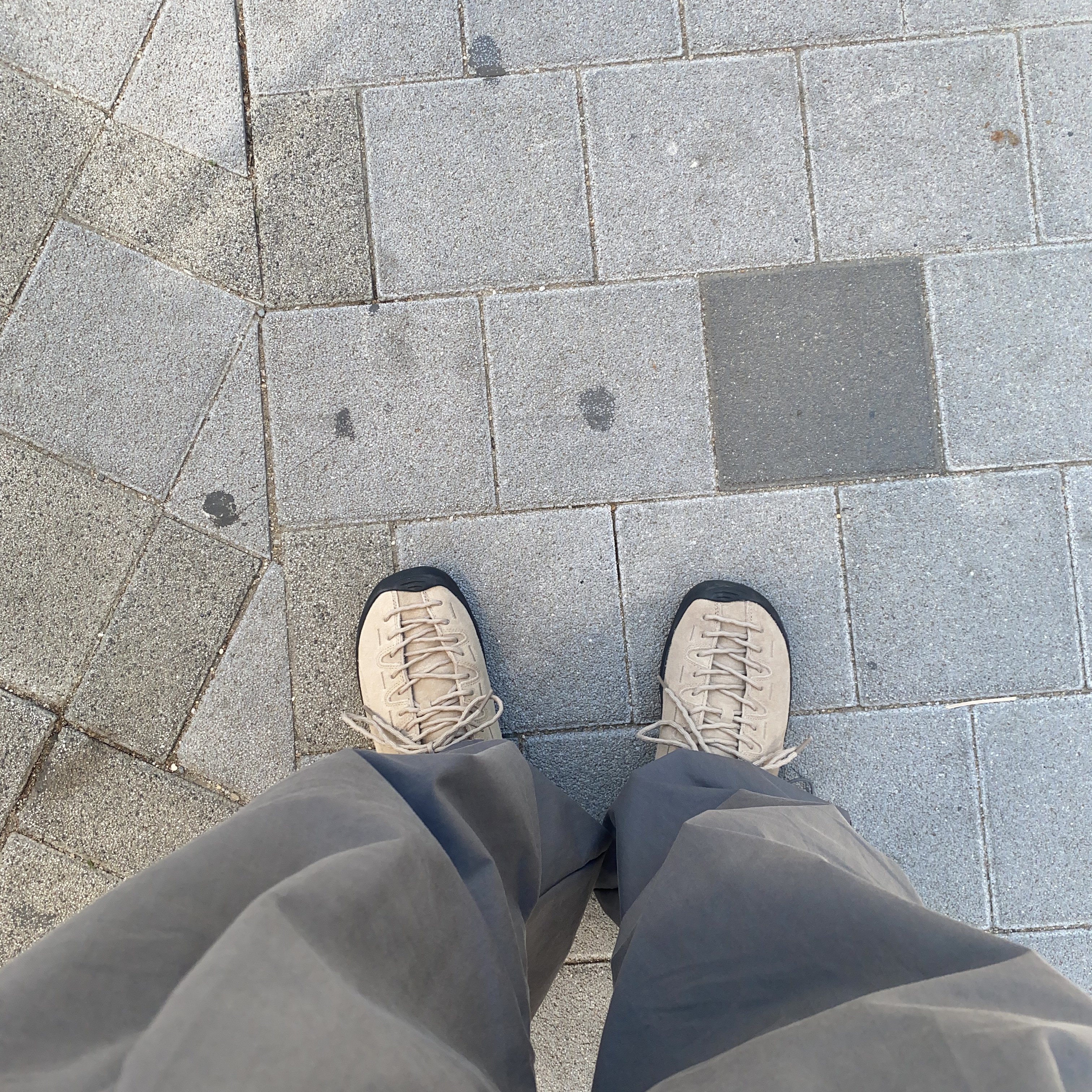 Keen Jasper Suede Sneakers Silver Mink 착용 스타일
