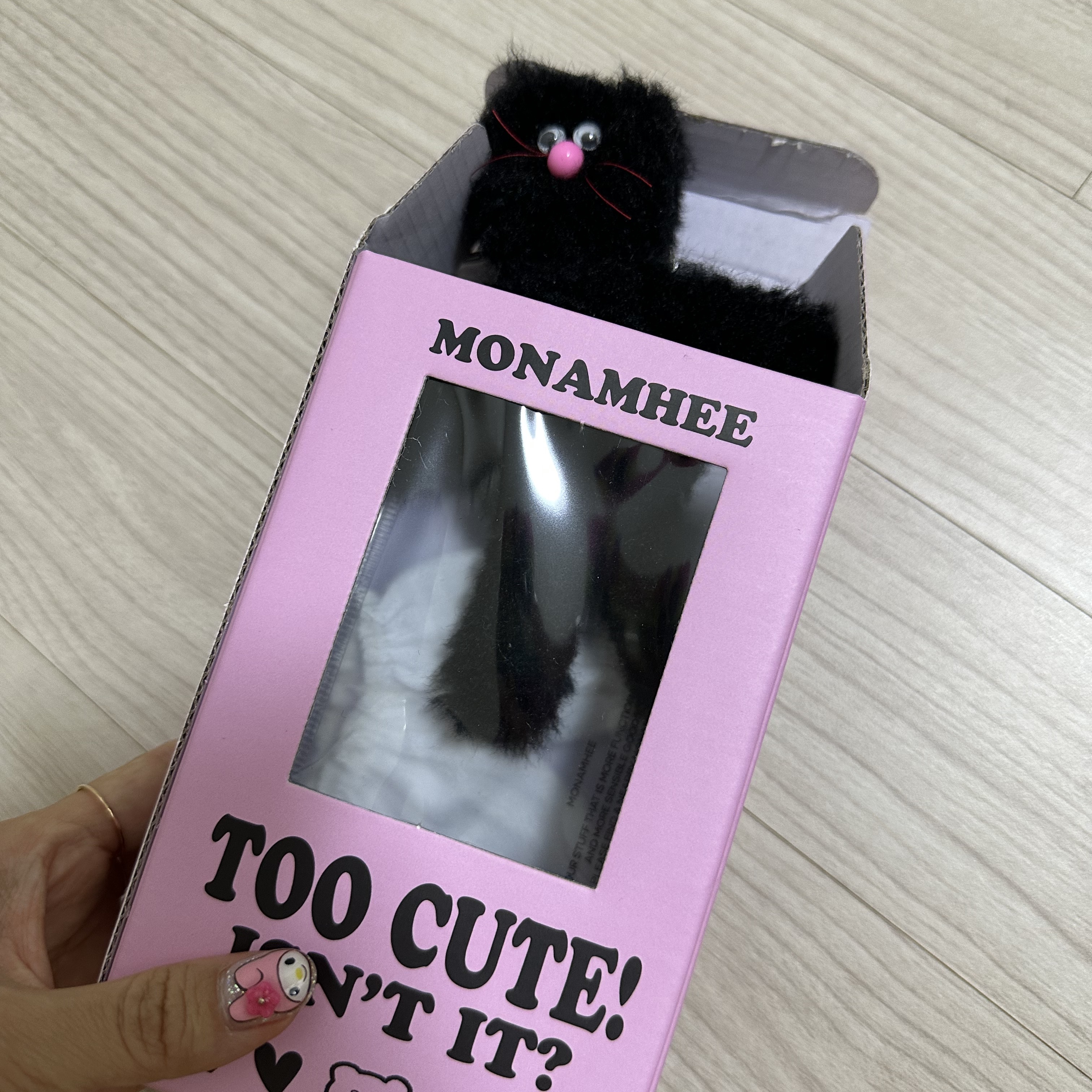 Monamhee Beulpingi Keyring with White Pants Black 착용 스타일