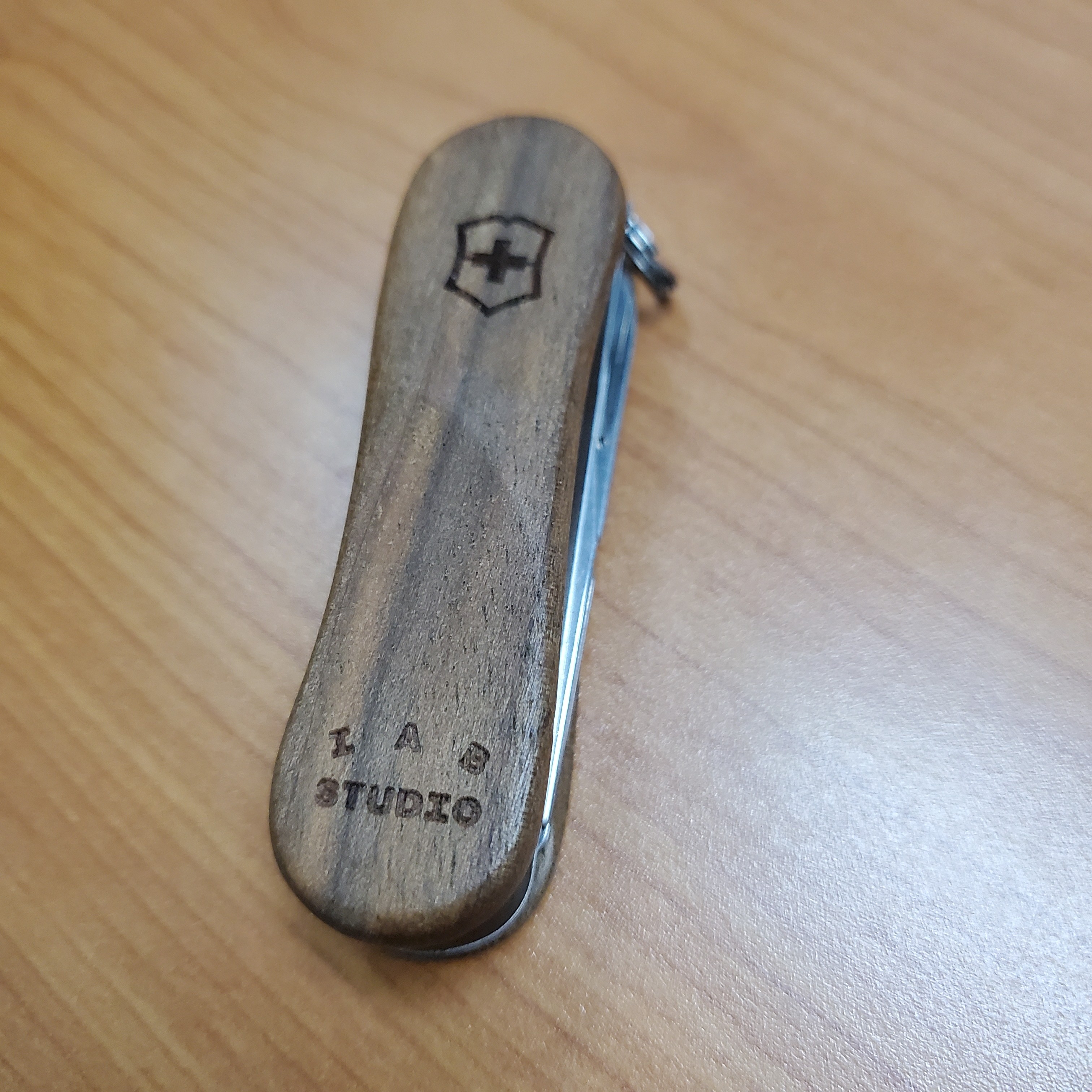 IAB Studio x Victorinox Nail Clip Wood 착용 스타일