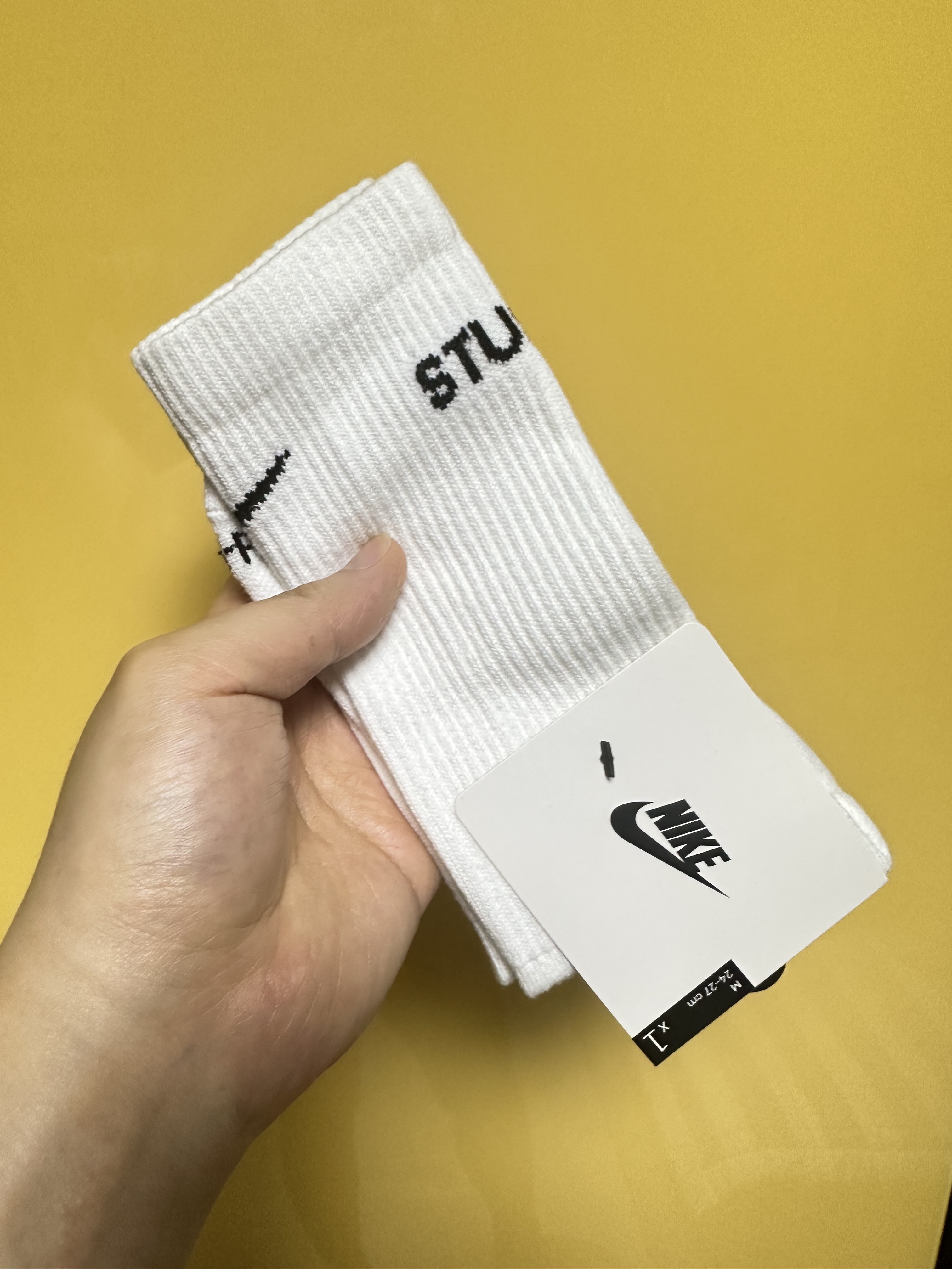 Nike x Stussy NRG Crew Socks White Black, Jordan 4 x Nike SB Retro SP Pine Green 착용 스타일 - 3