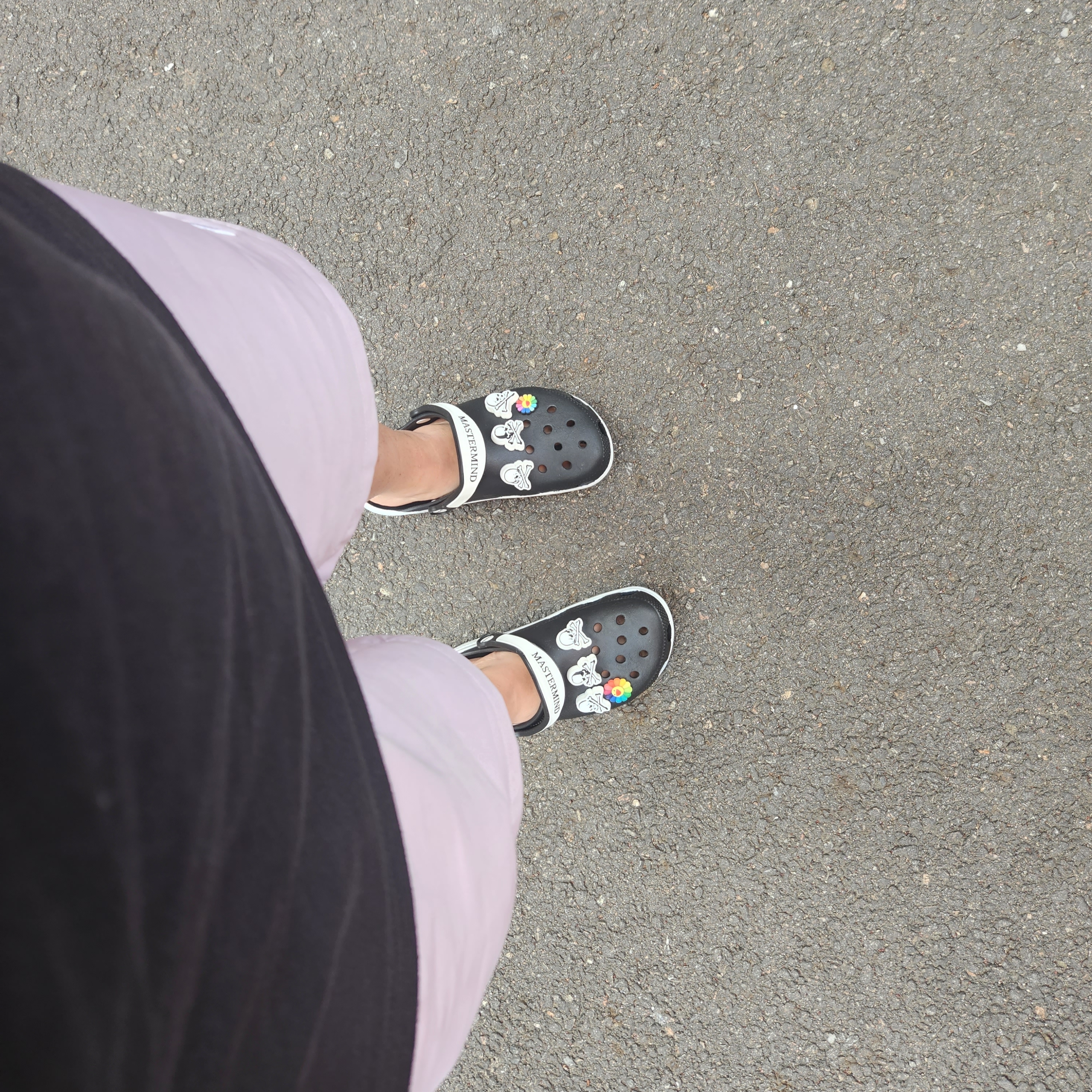 Crocs x Mastermind Classic Clog Black White 착용 스타일