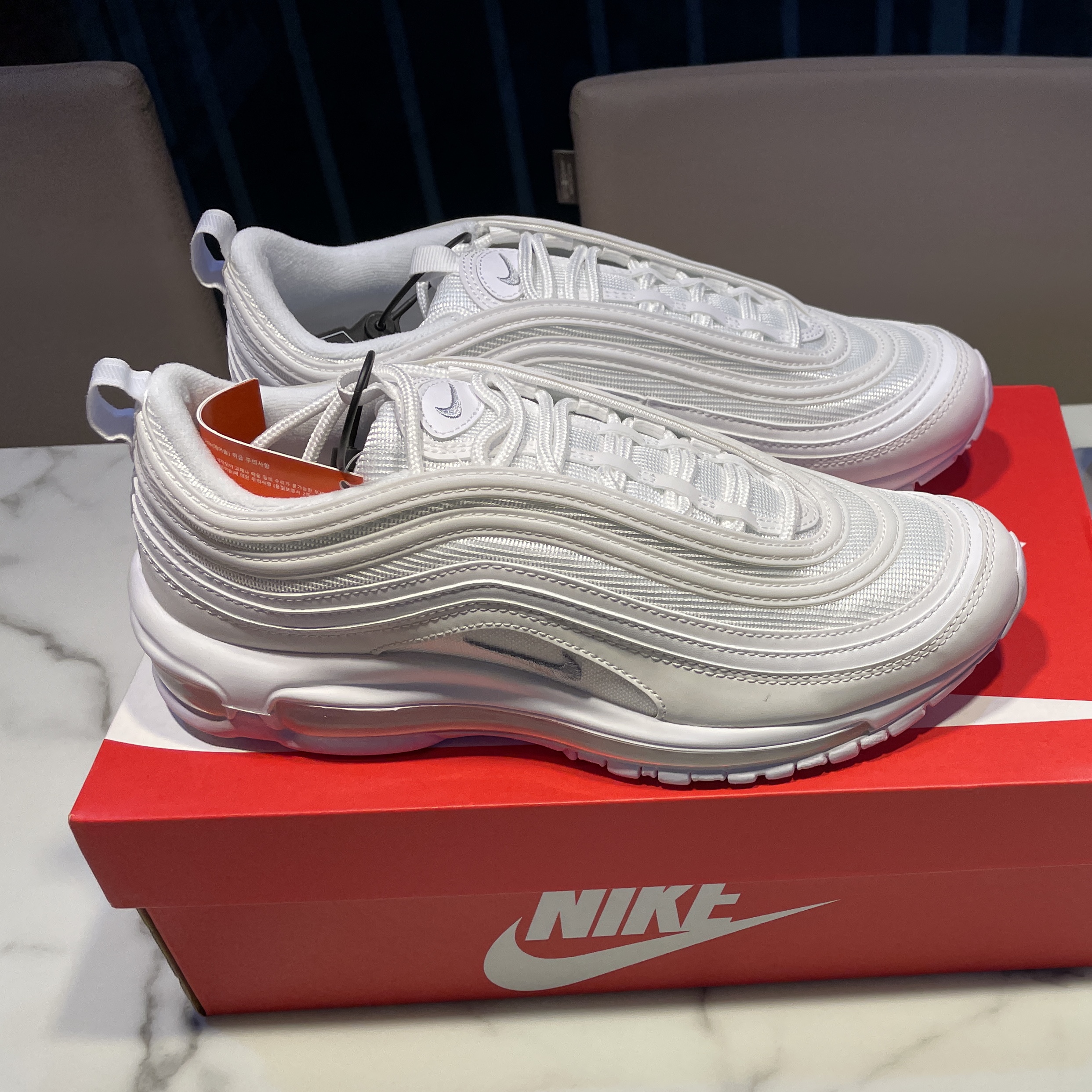 Nike Air Max 97 Triple White Wolf Grey 착용 스타일