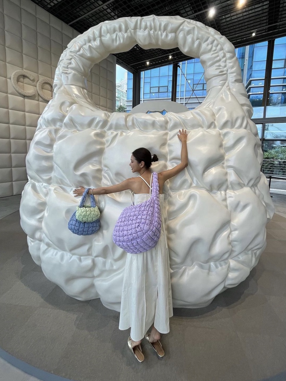 COS Quilted Nano Bag Beige, COS Quilted Mini Bag Light Blue 착용 스타일 - 2