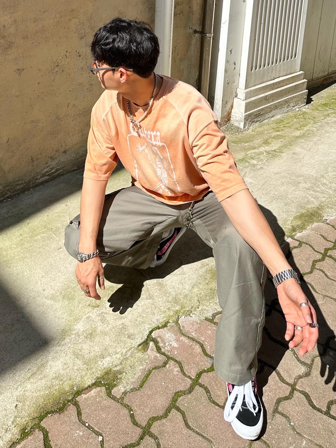 Vans x Peaches. Knu-Skool Black Pink 착용 스타일 - 1