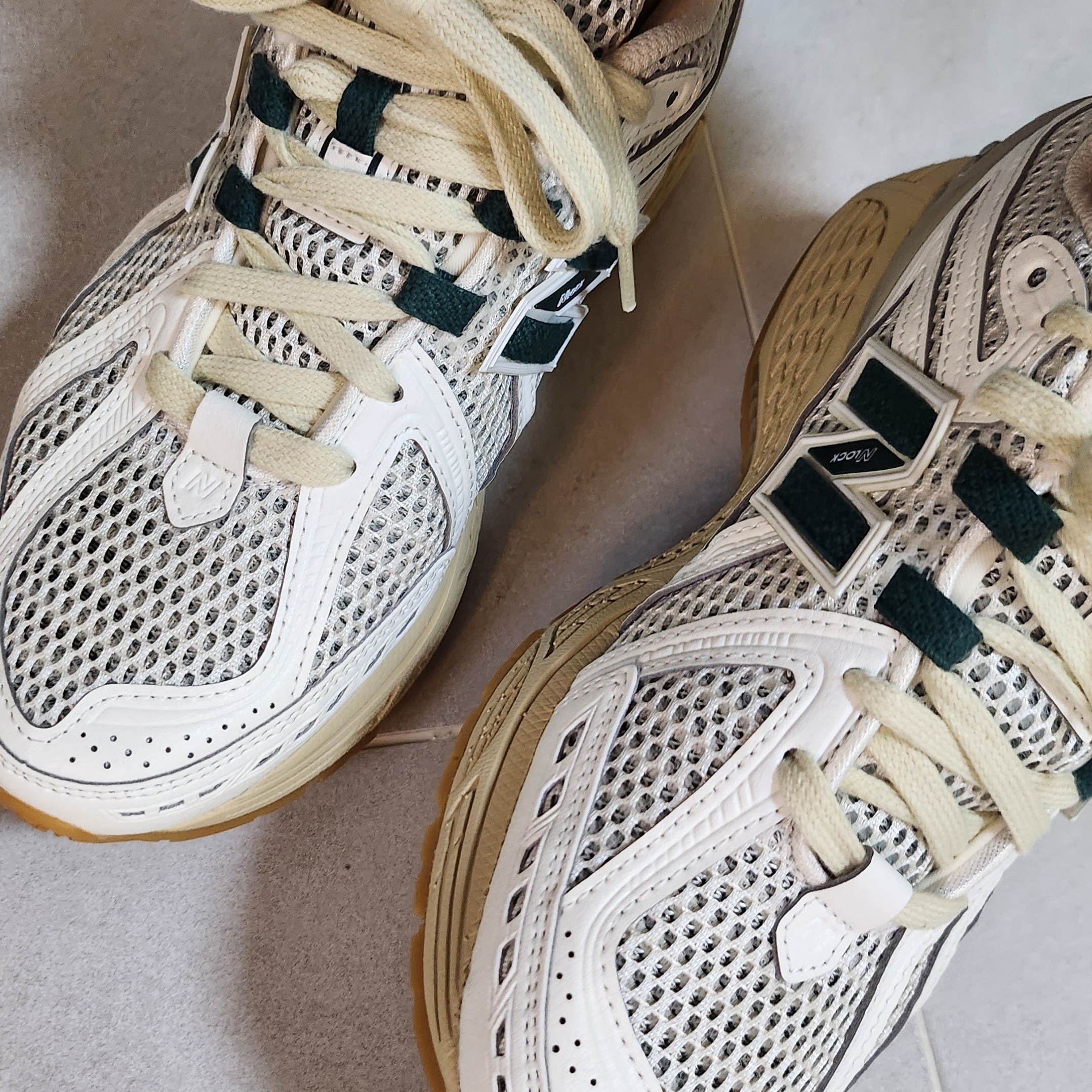 New Balance 1906R Silver Green 착용 스타일