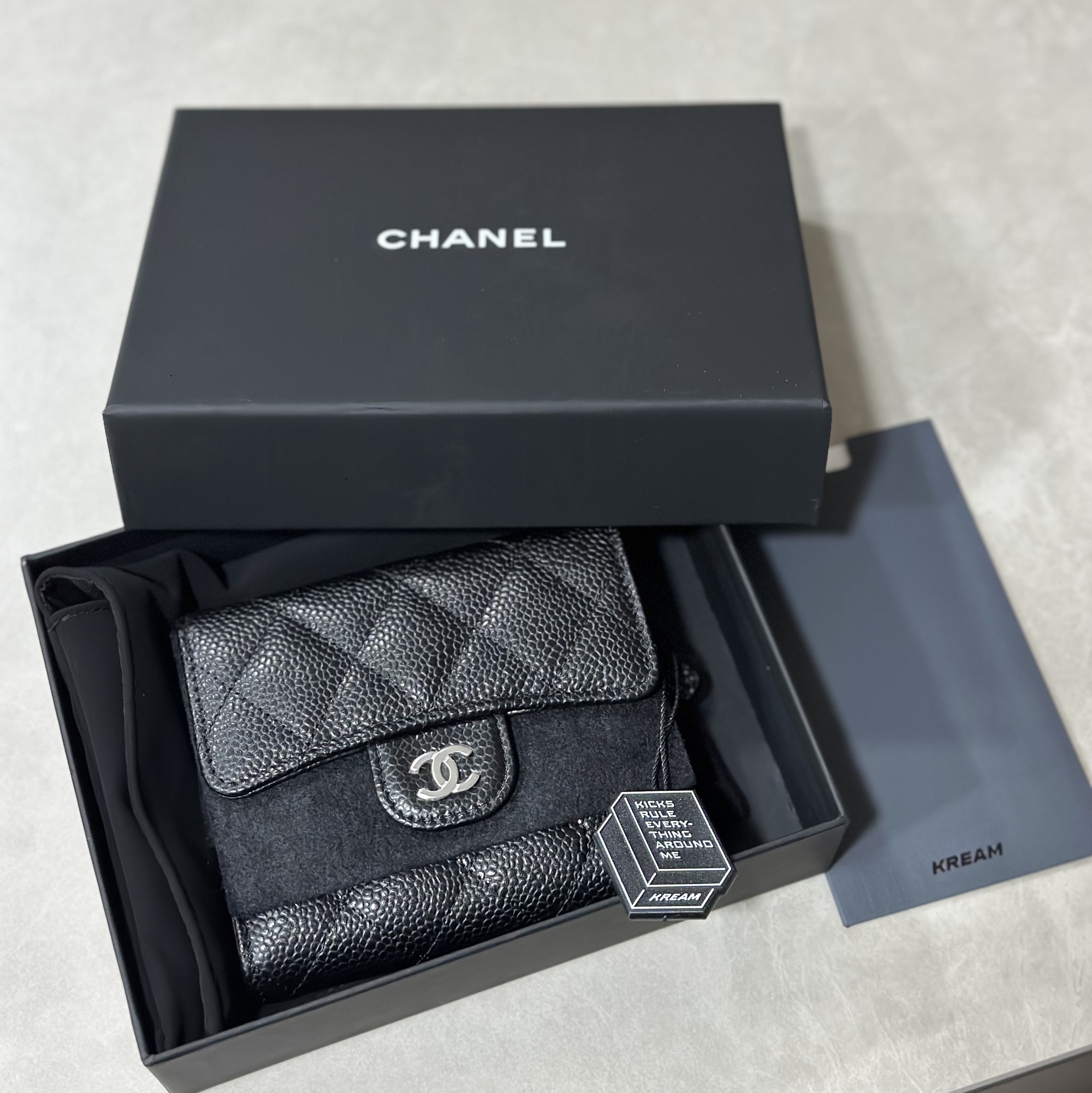 Chanel Small Classic Flap Wallet Grained Calfskin & Silver Black 착용 스타일