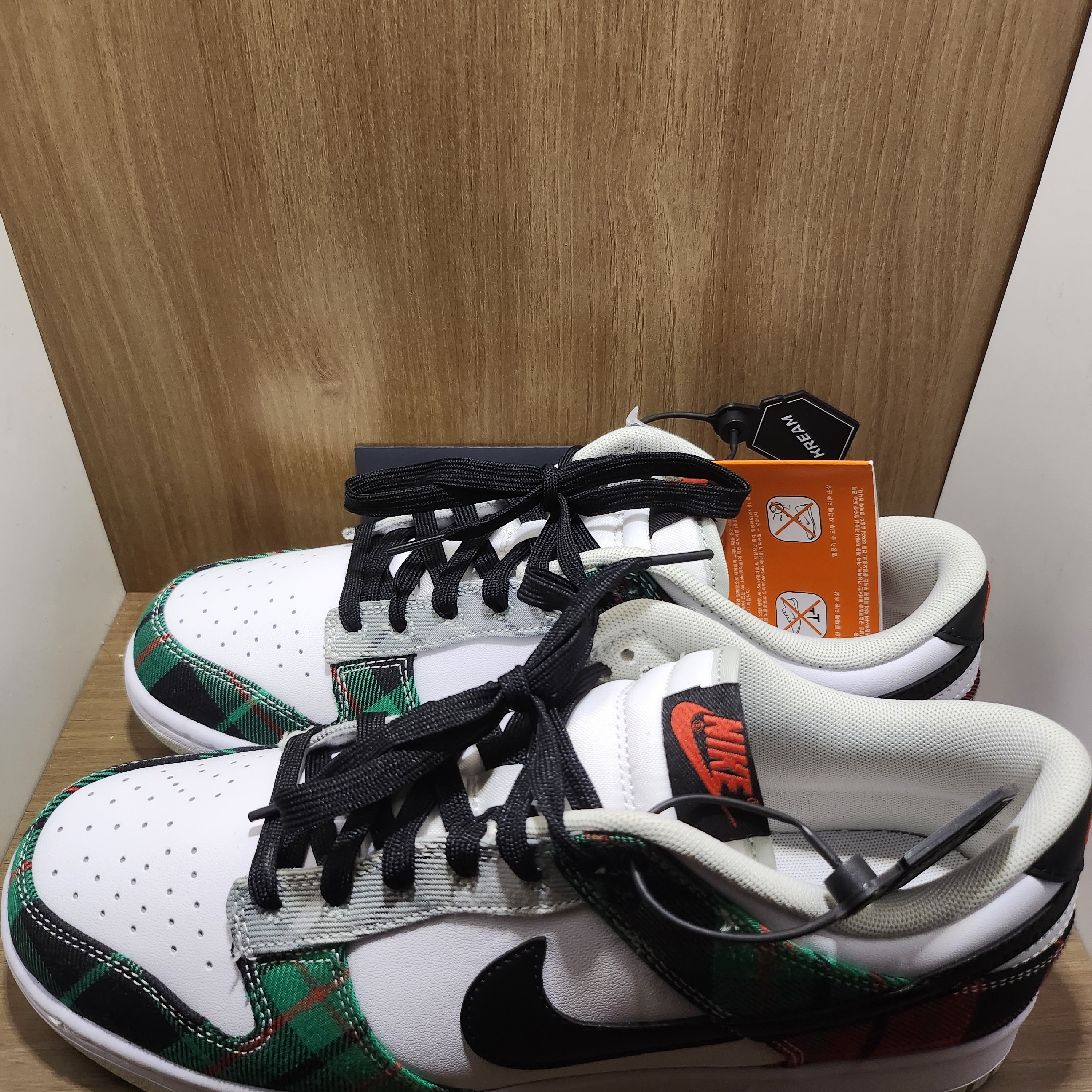 Nike Dunk Low Retro PRM White and Black 착용 스타일