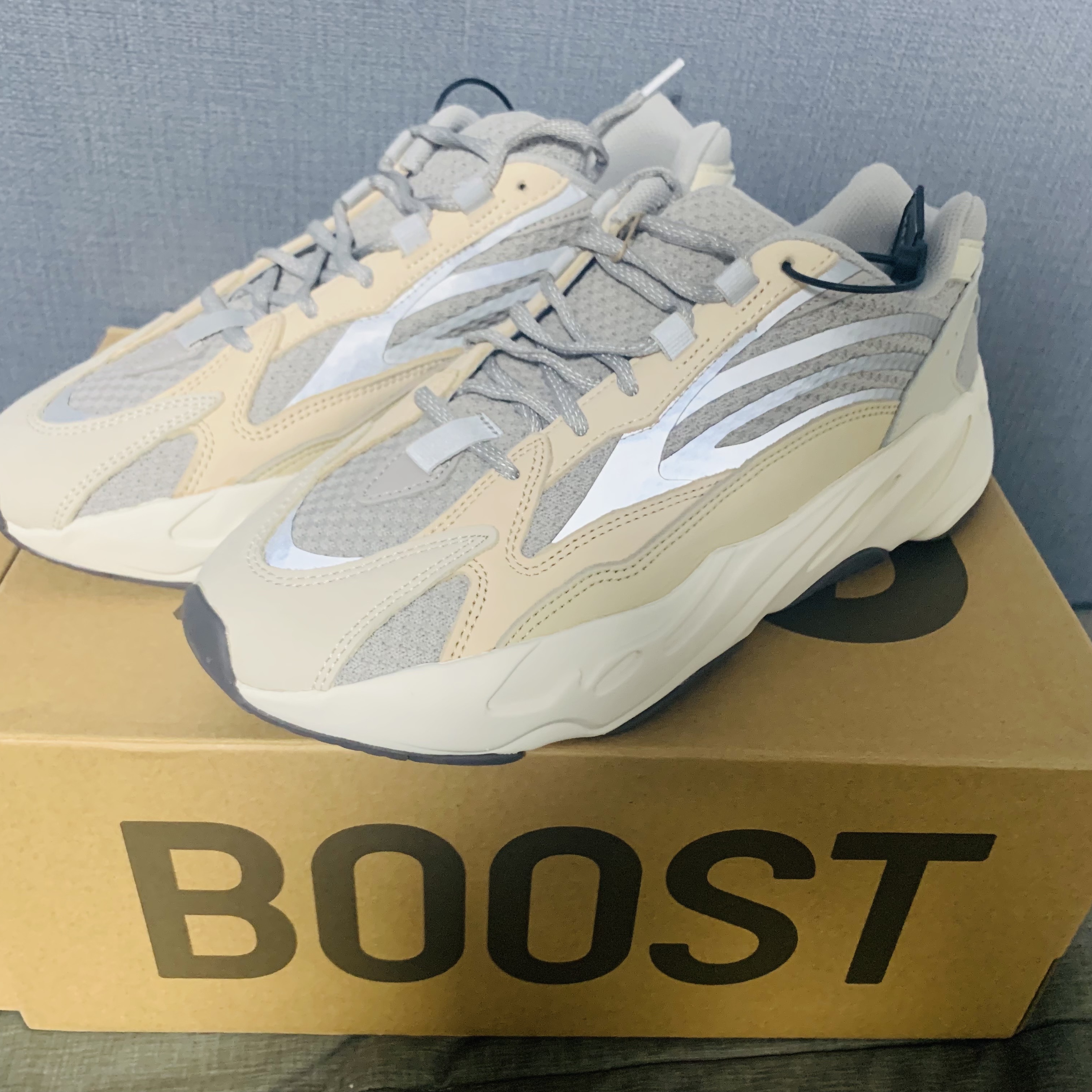 Adidas Yeezy Boost 700 V2 Cream 착용 스타일