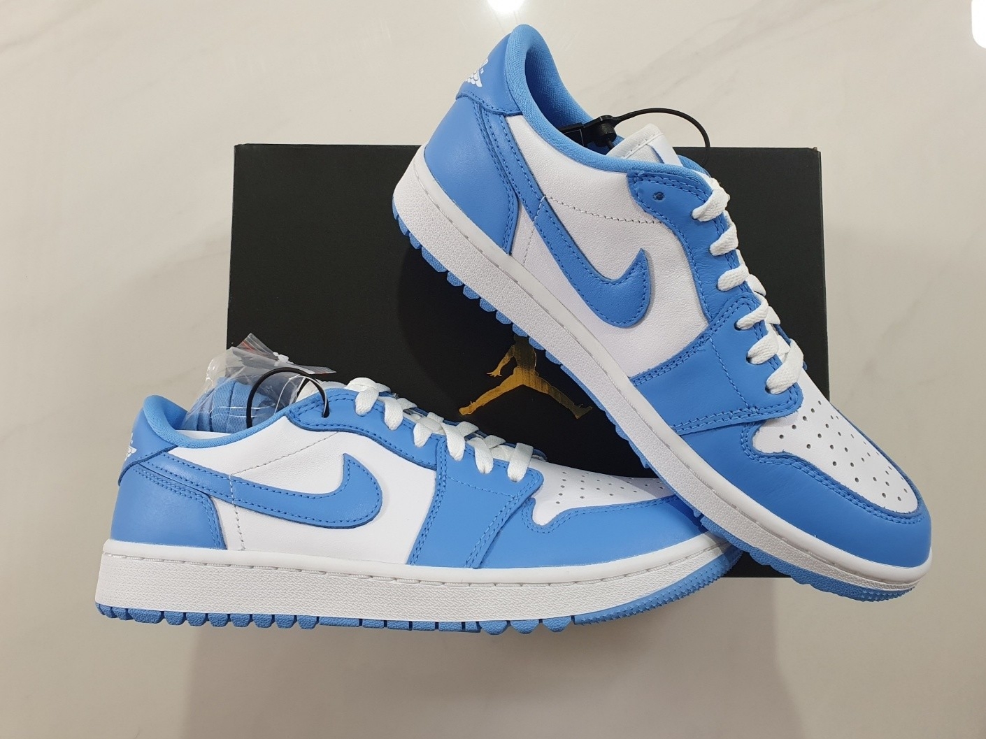 Jordan 1 Low Golf White and University Blue 착용 스타일