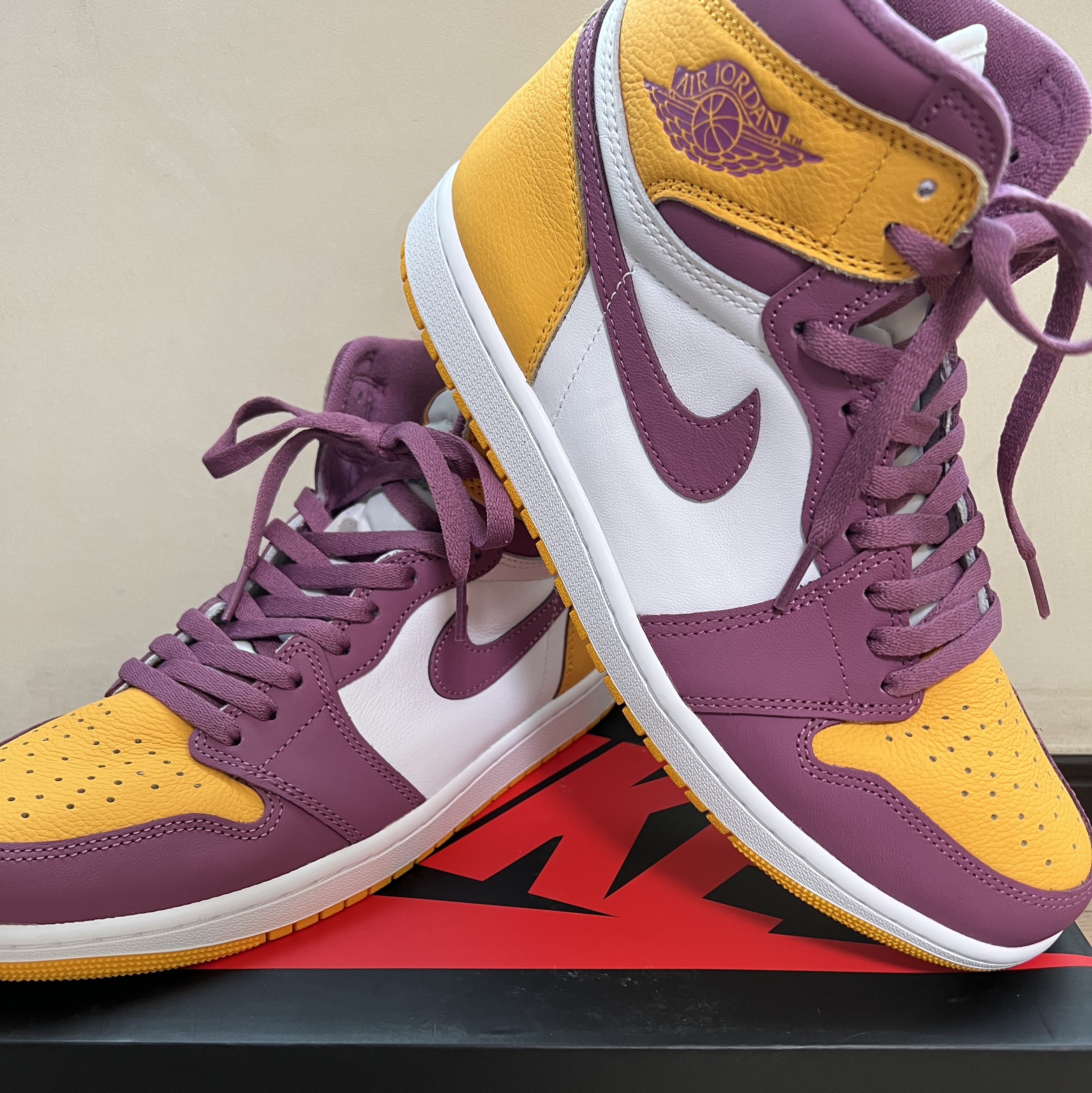 Jordan 1 Retro High OG University Gold Light Bordeaux 착용 스타일