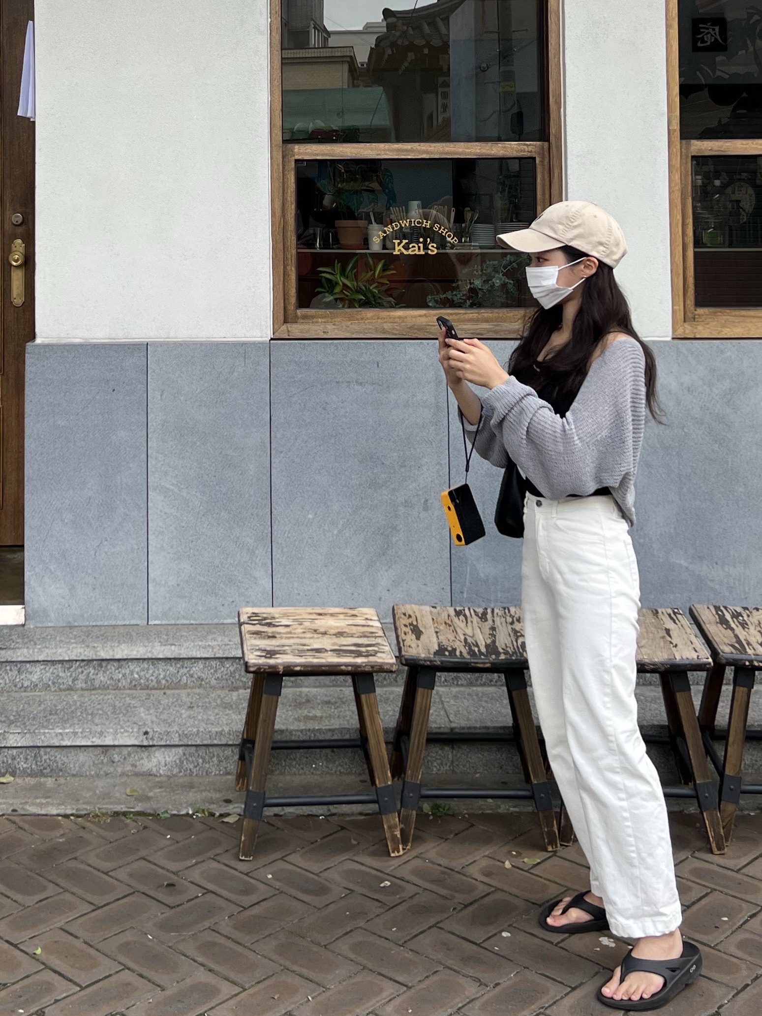 Oofos OOriginal Black, (W) Mischief Rhombus One Shoulder Top Black 착용 스타일