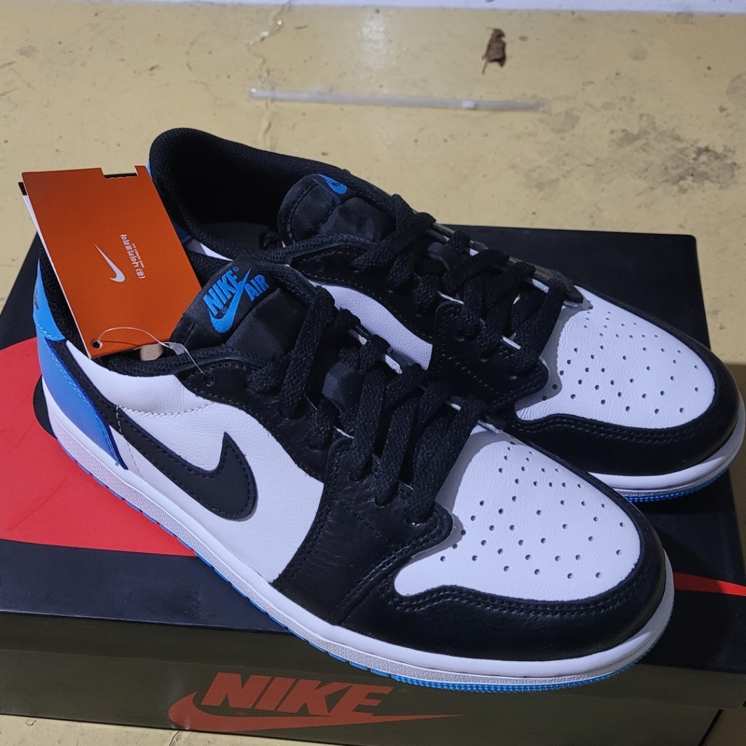 Jordan 1 Retro Low OG Black and Dark Powder Blue 착용 스타일