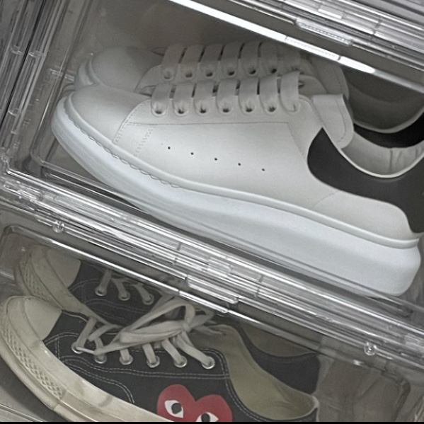 Alexander McQueen Oversized Sneakers White Black 착용 스타일