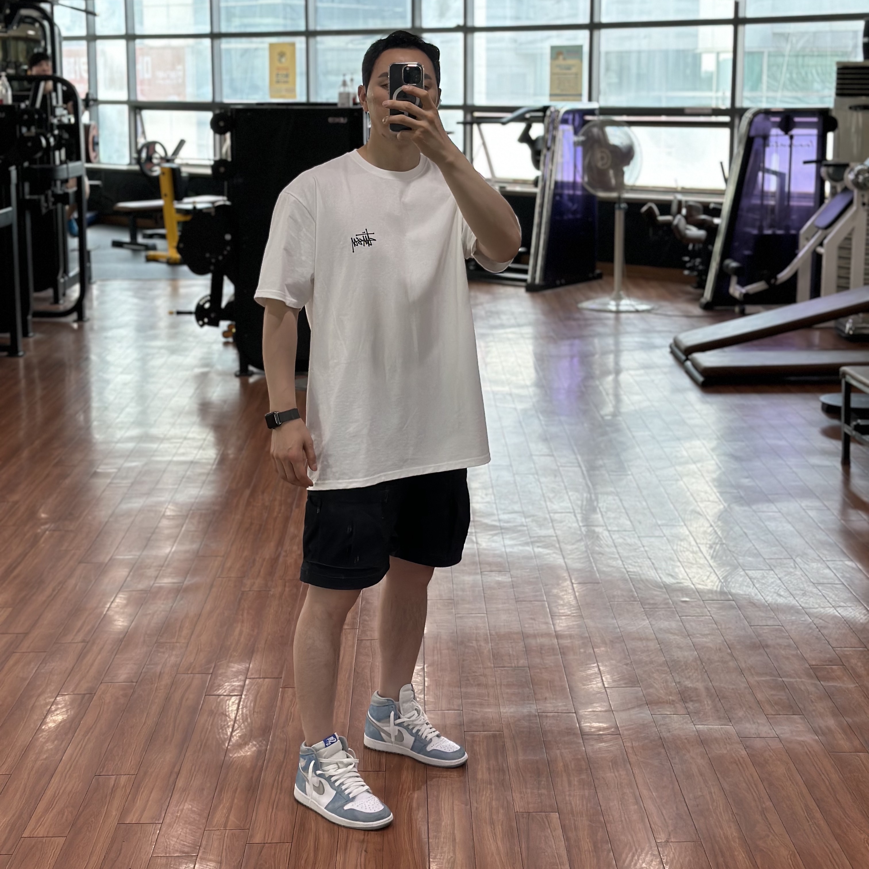 Stussy Melted T-Shirt White, Jordan 1 Retro High OG Hyper Royal 착용 스타일