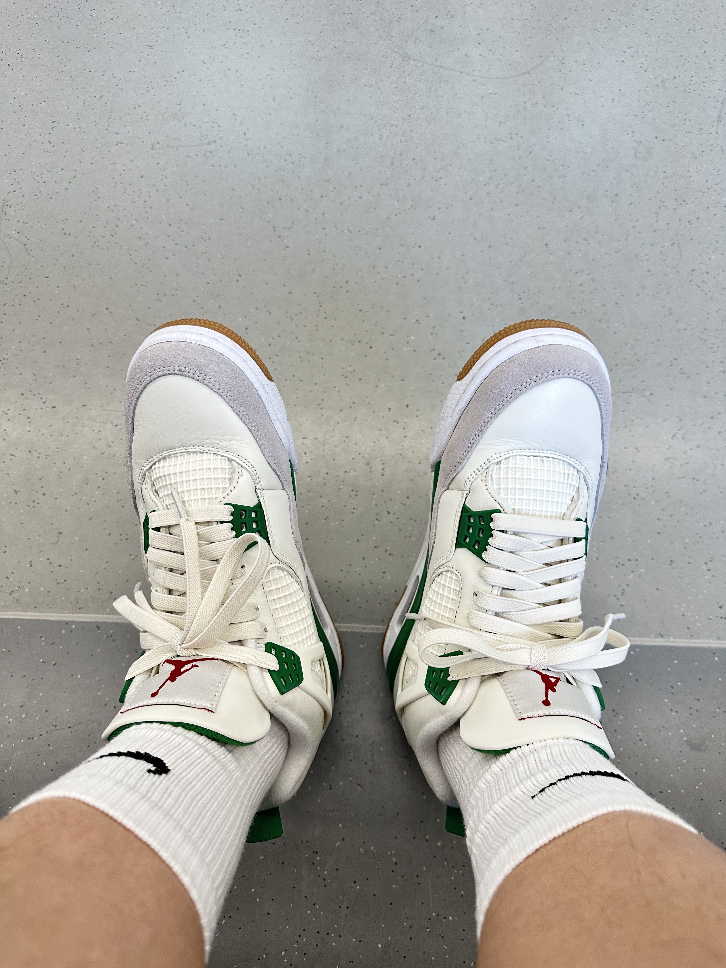 Nike x Stussy NRG Crew Socks White Black, Jordan 4 x Nike SB Retro SP Pine Green 착용 스타일 - 2