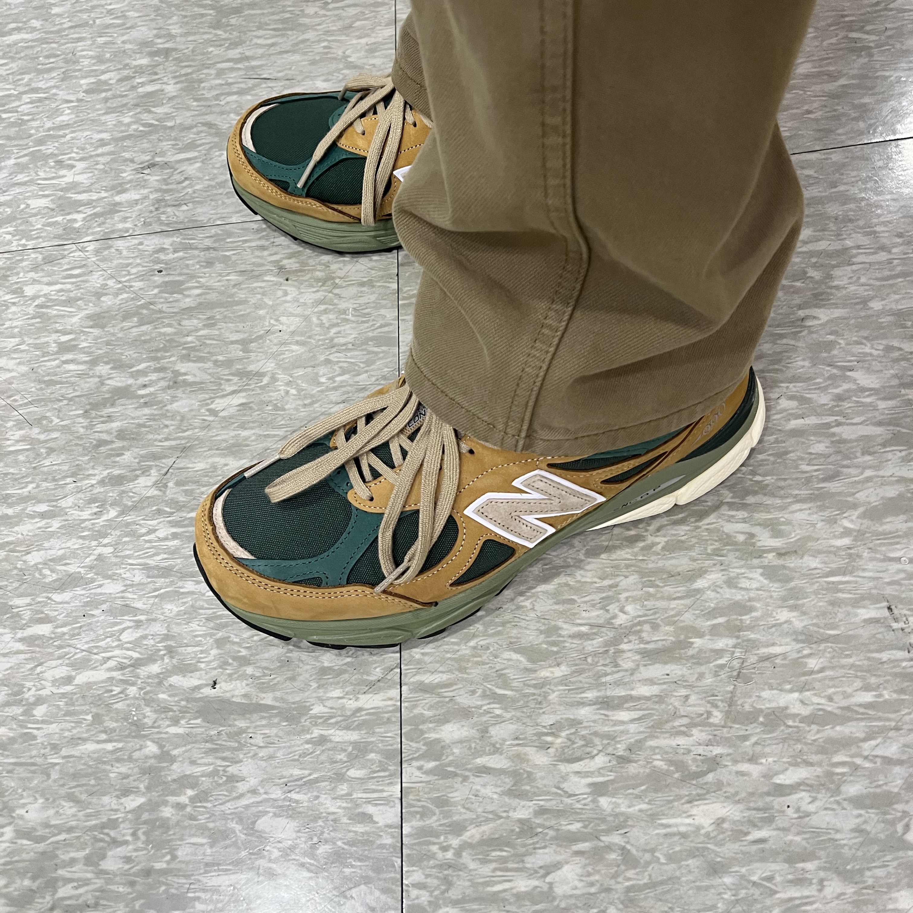 New Balance 990v3 Made in USA Tan Green 착용 스타일