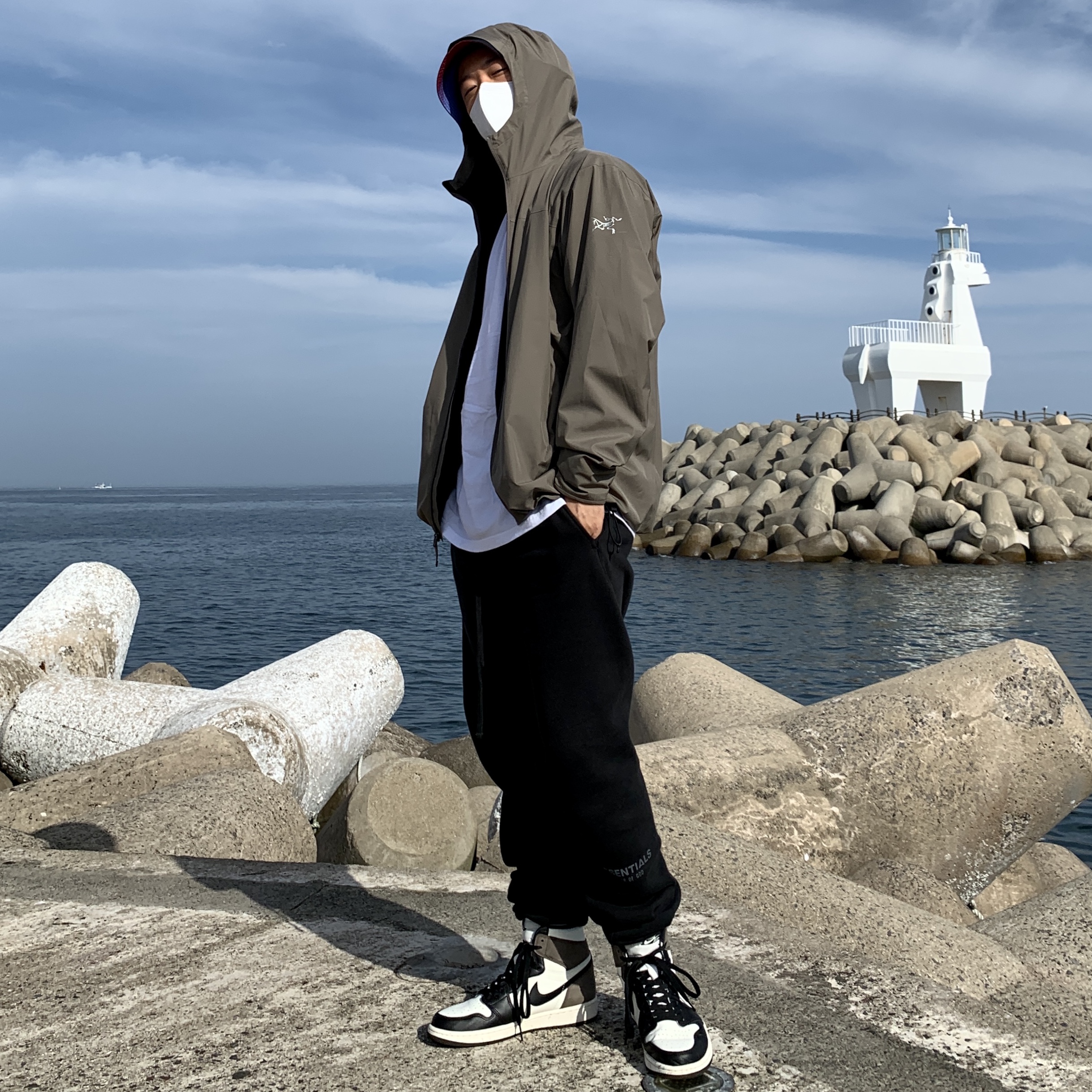 Jordan 1 Retro High OG Black Mocha, Essentials Sweatpants Dark Slate/Black 2020 착용 스타일