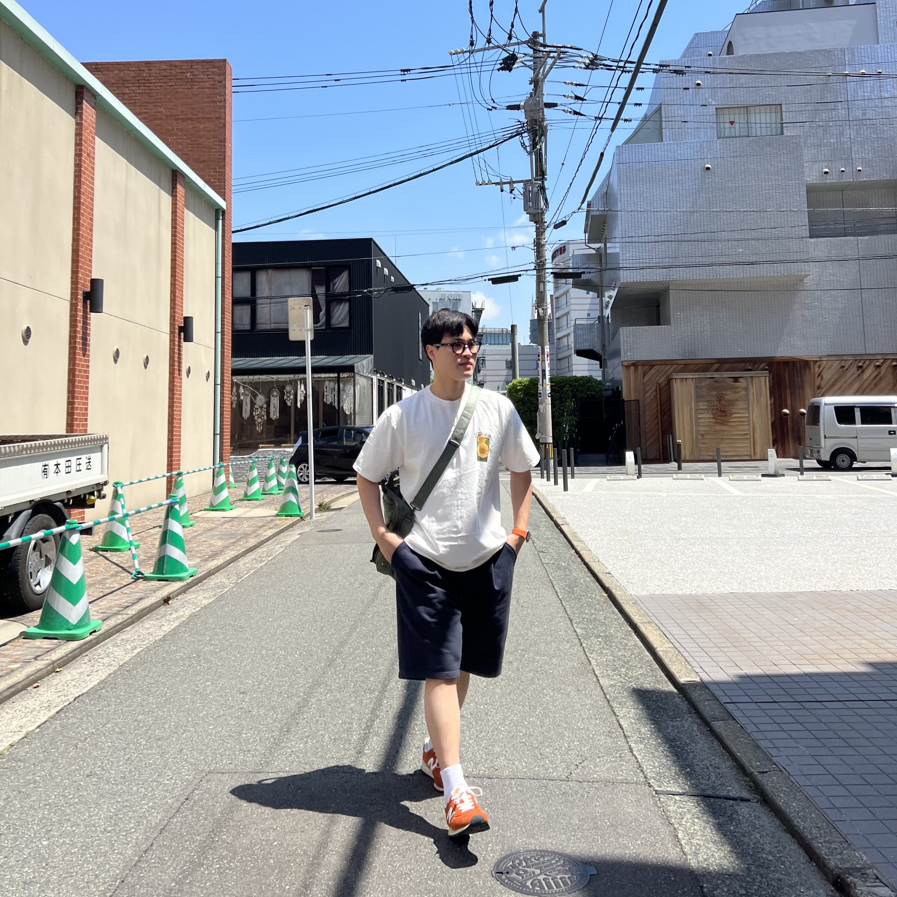 Stussy Flower Grid Pigment Dyed T-Shirt Natural, New Balance 574 Heritage Orange Burst White 착용 스타일 - 1