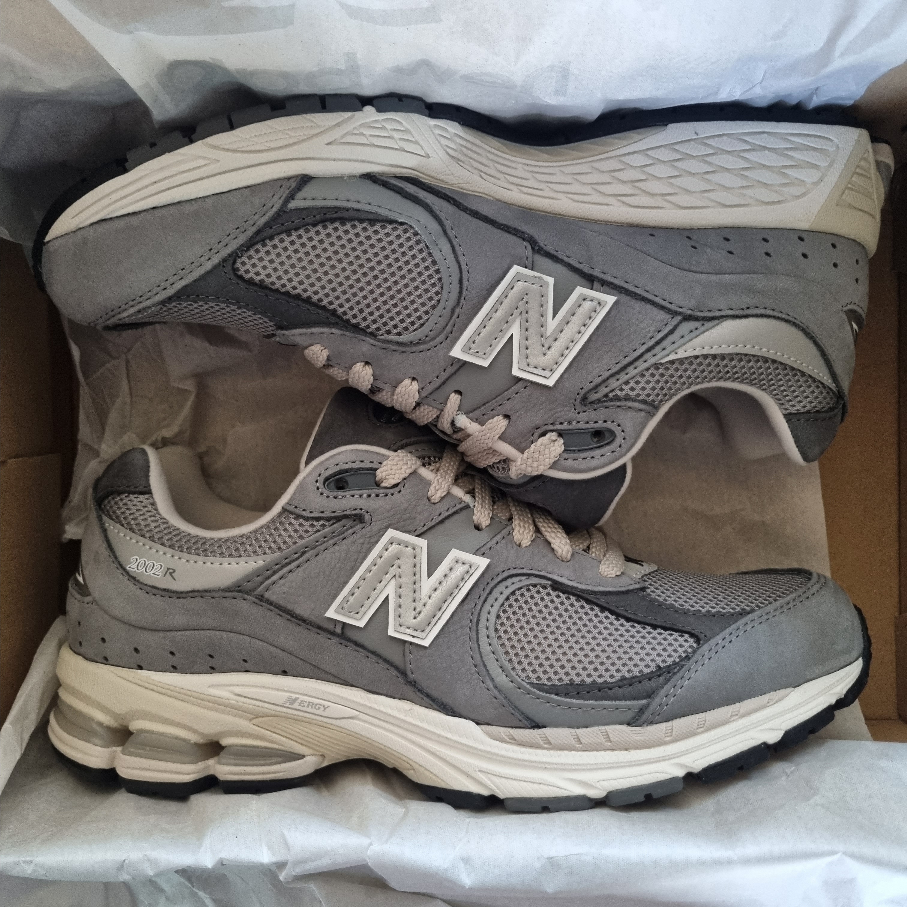 New Balance 2002R Premium Vintage Grey 착용 스타일