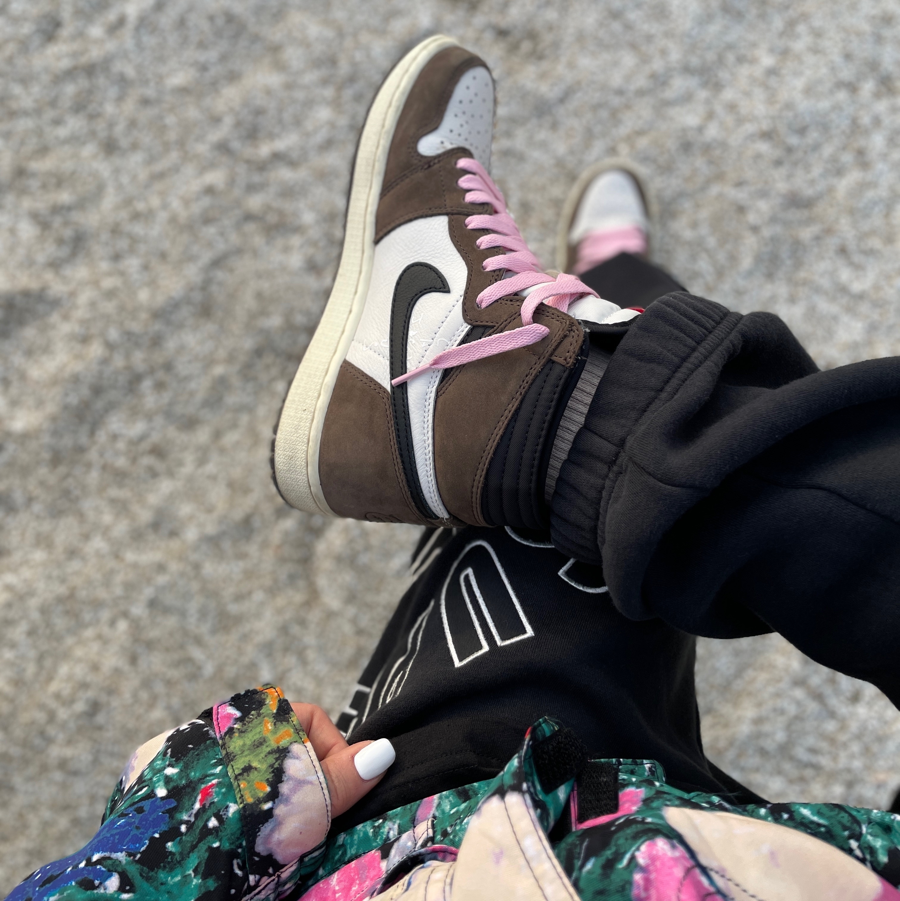 Jordan 1 x Travis Scott Retro High OG SP Mocha, Supreme x The North Face Trekking Convertible Jacket Flowers - 22SS 착용 스타일