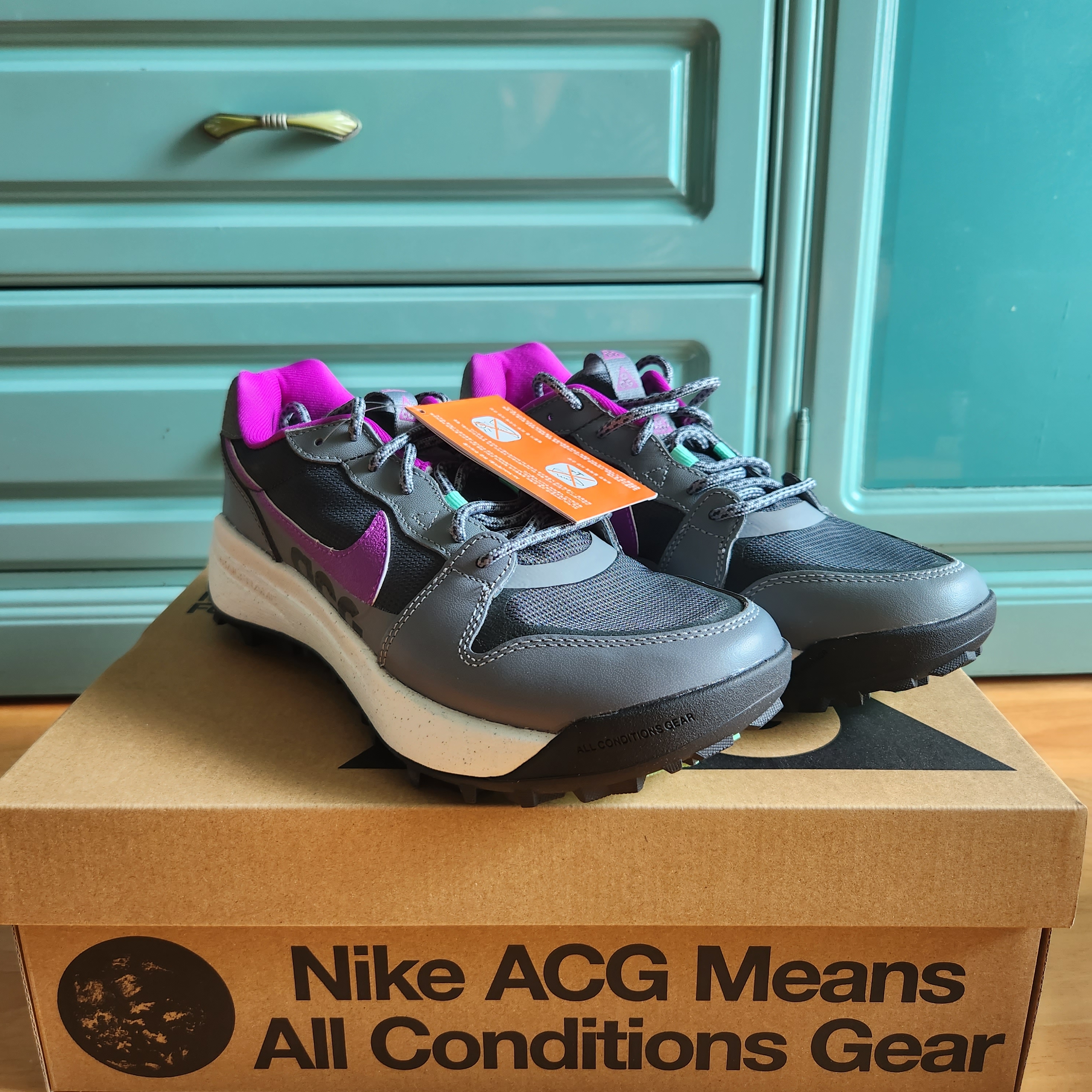 Nike ACG Lowcate Smoke Grey Vivid Purple 착용 스타일