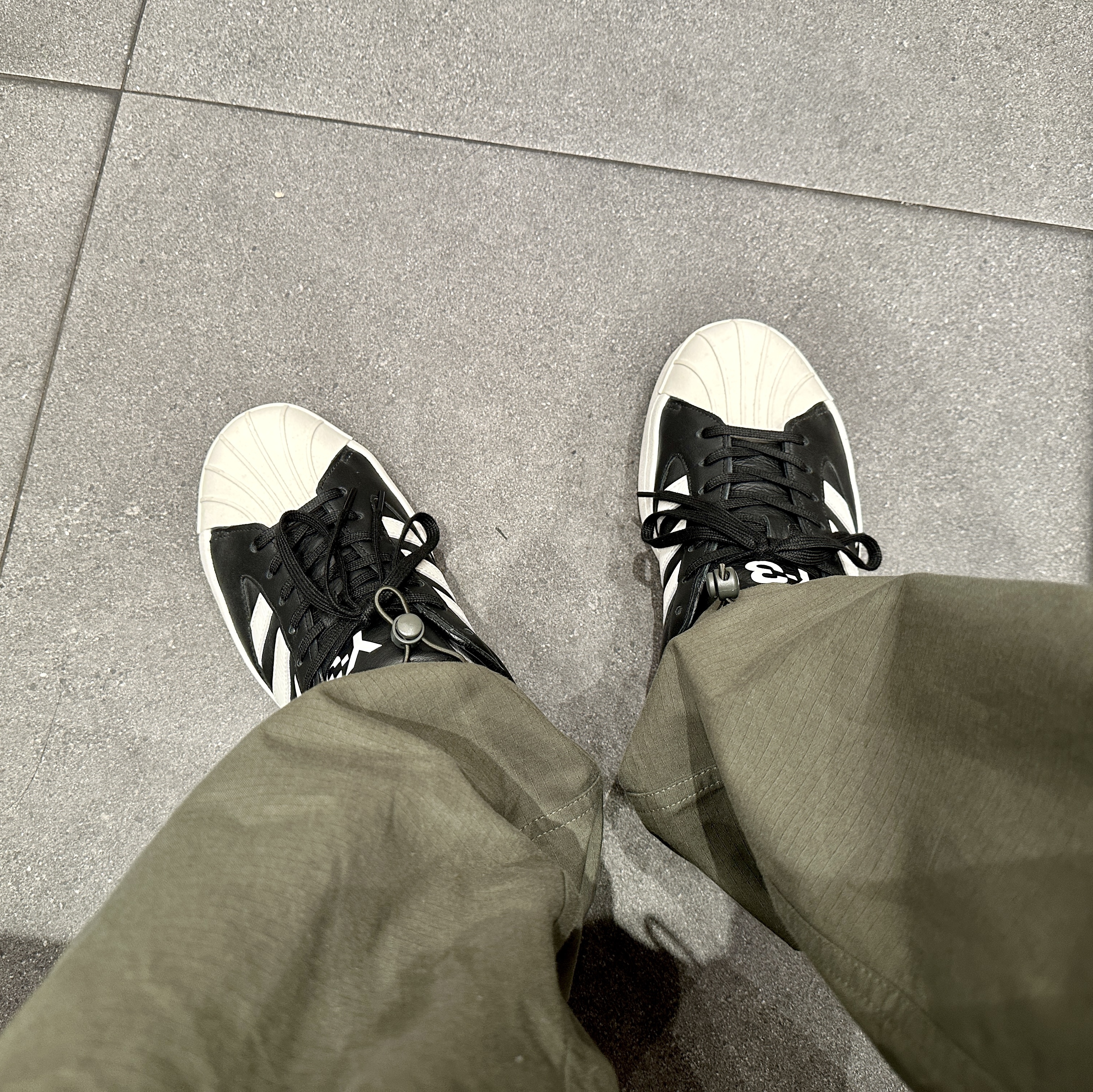 Y-3 요지 스타 블랙 화이트 착용 스타일 - 3