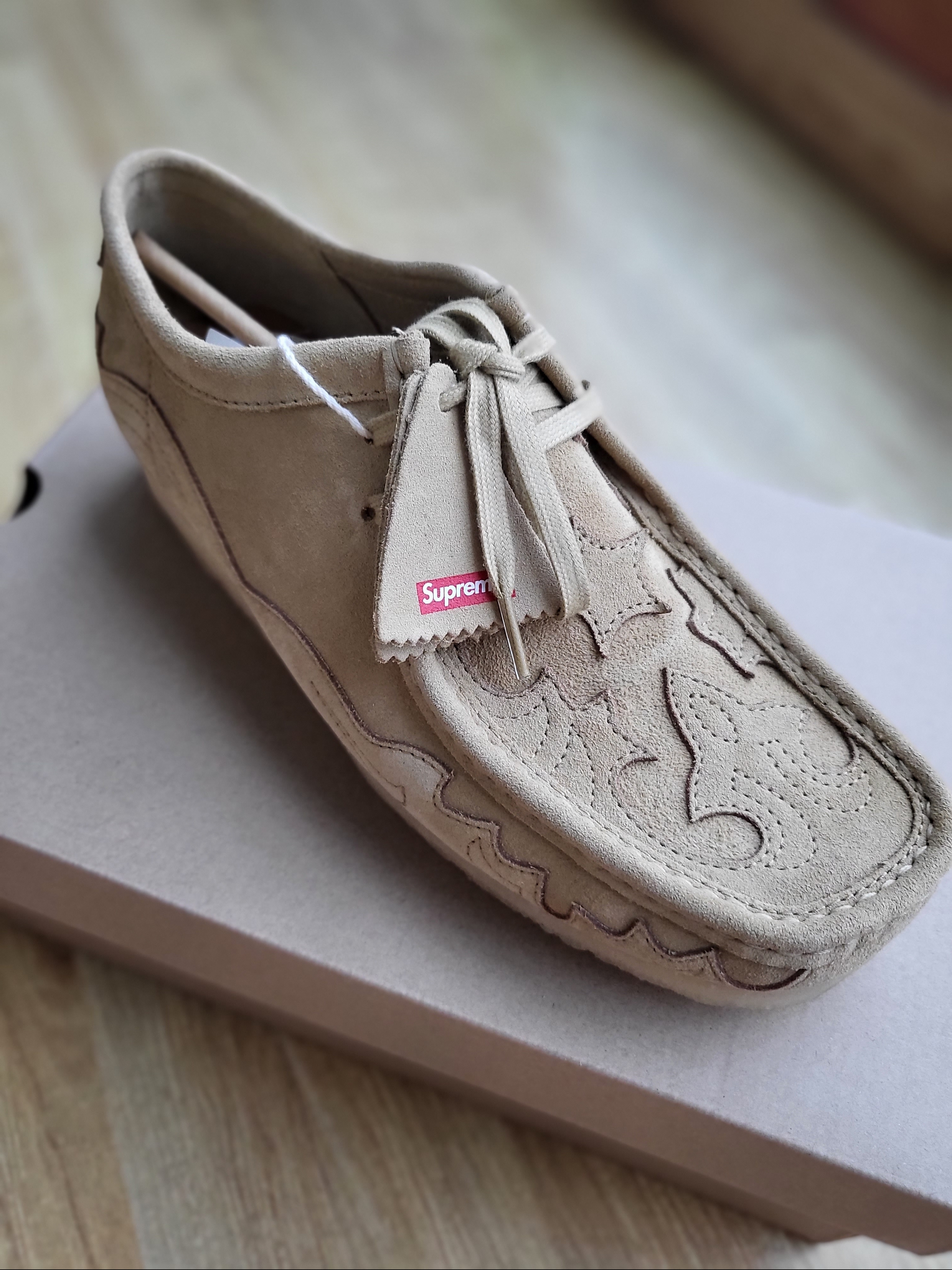 Clarks x Supreme Wallabee Tan 착용 스타일