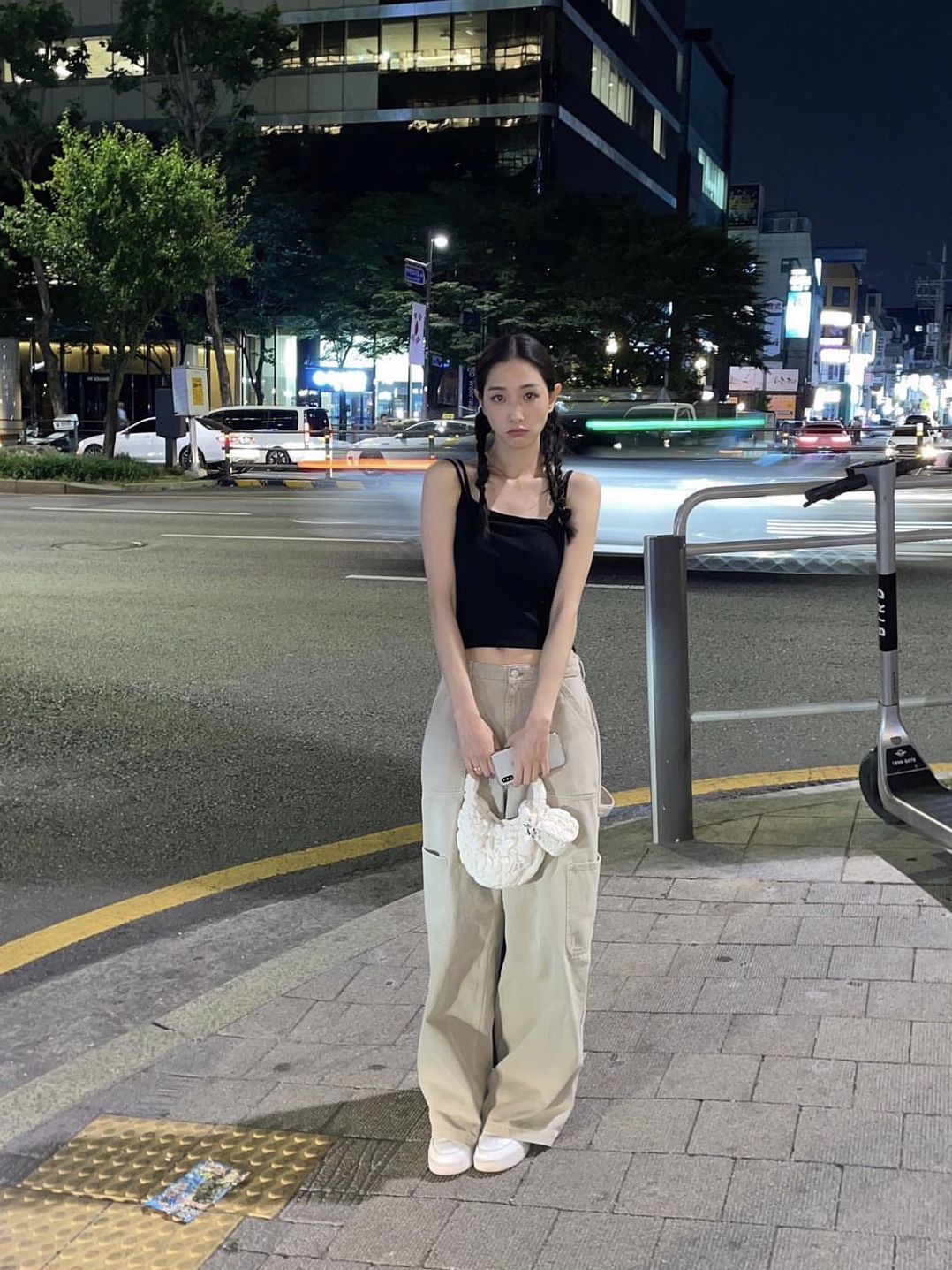 COS Quilted Micro Bag Off White, COS Quilted Nano Bag Beige 착용 스타일 - 1
