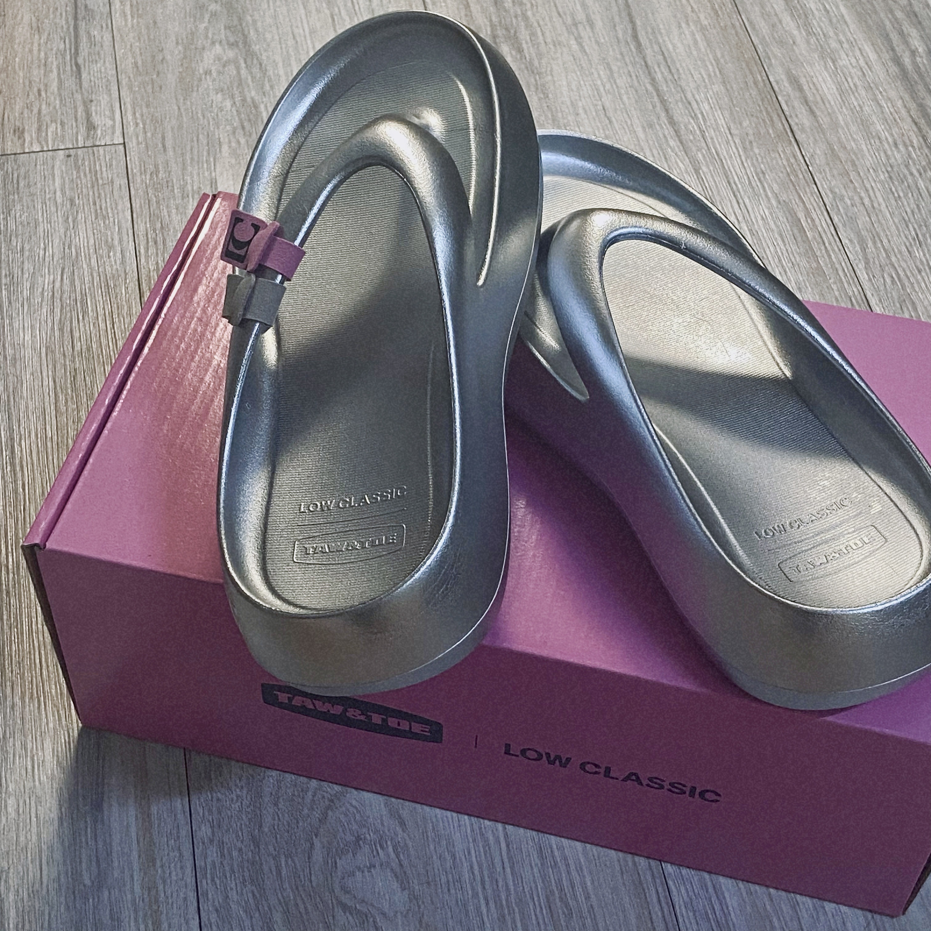 Taw&Toe x Low Classic Platform Flip Flop Silver 착용 스타일