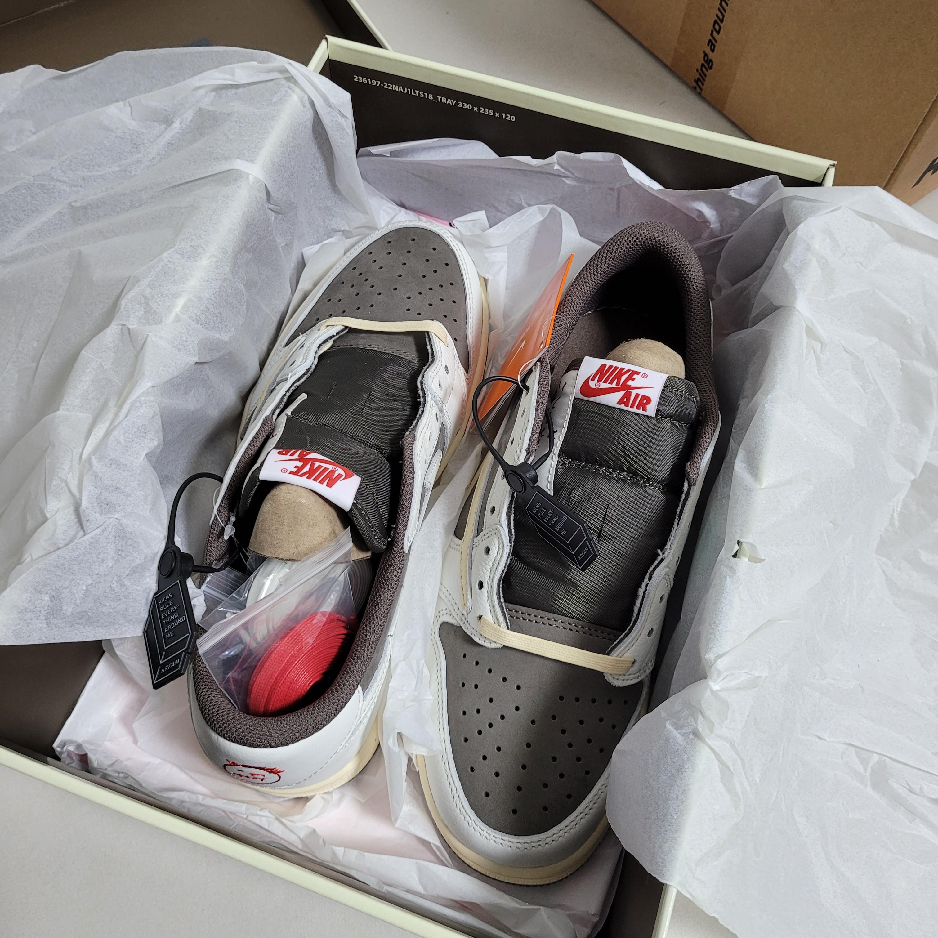 Jordan 1 x Travis Scott Retro Low OG SP Sail and Ridgerock 착용 스타일