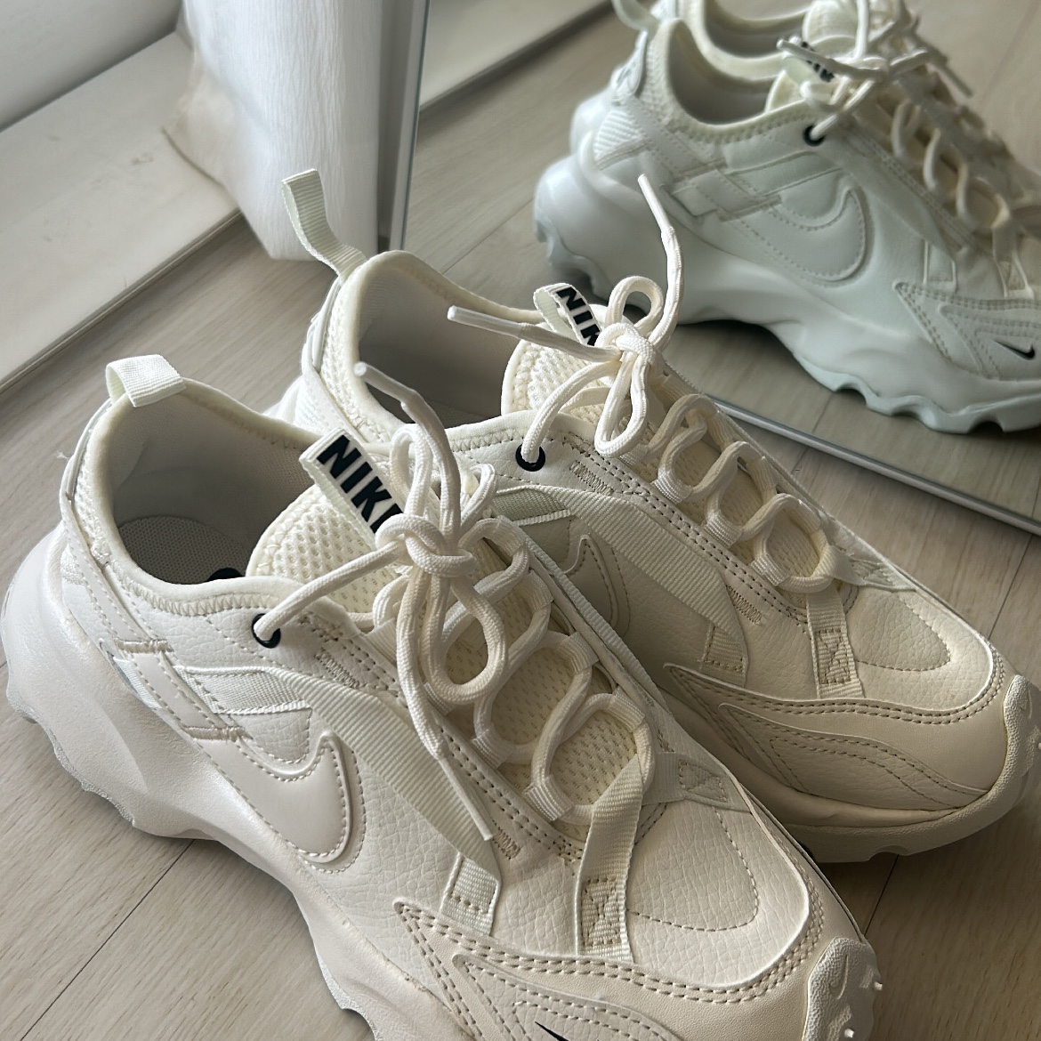 (W) Nike TC 7900 Summit White 착용 스타일 - 1