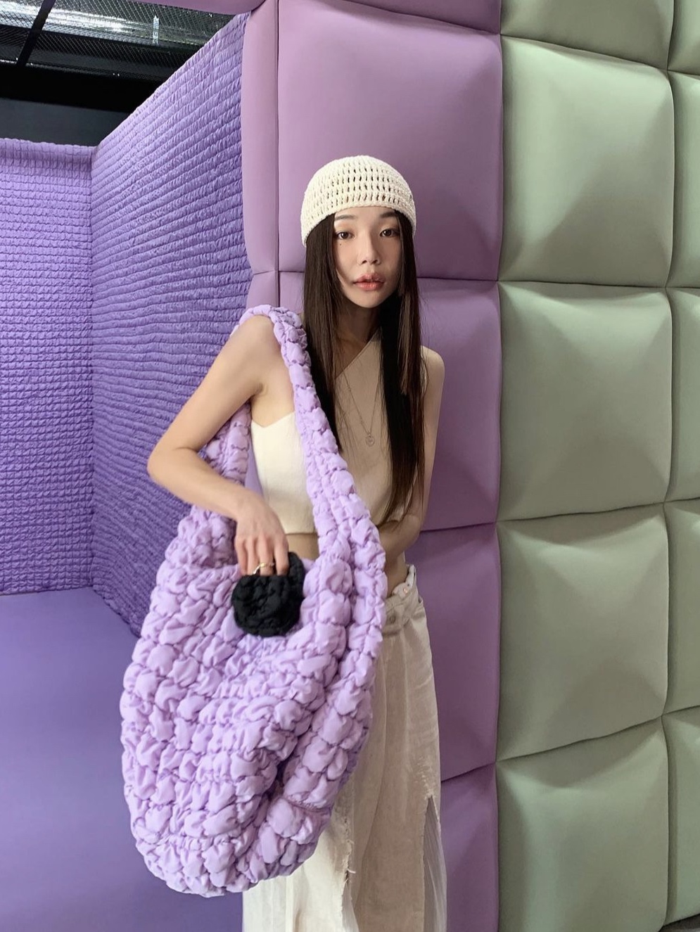 COS Quilted Nano Bag Black, COS Quilted Oversized Shoulder Bag Purple 착용 스타일 - 1