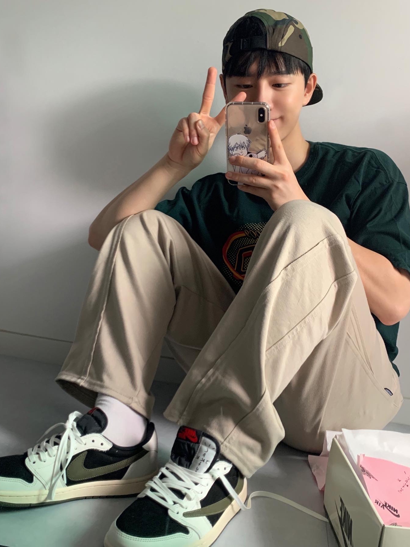 (W) Jordan 1 x Travis Scott Retro Low OG SP Medium Olive 착용 스타일 - 3