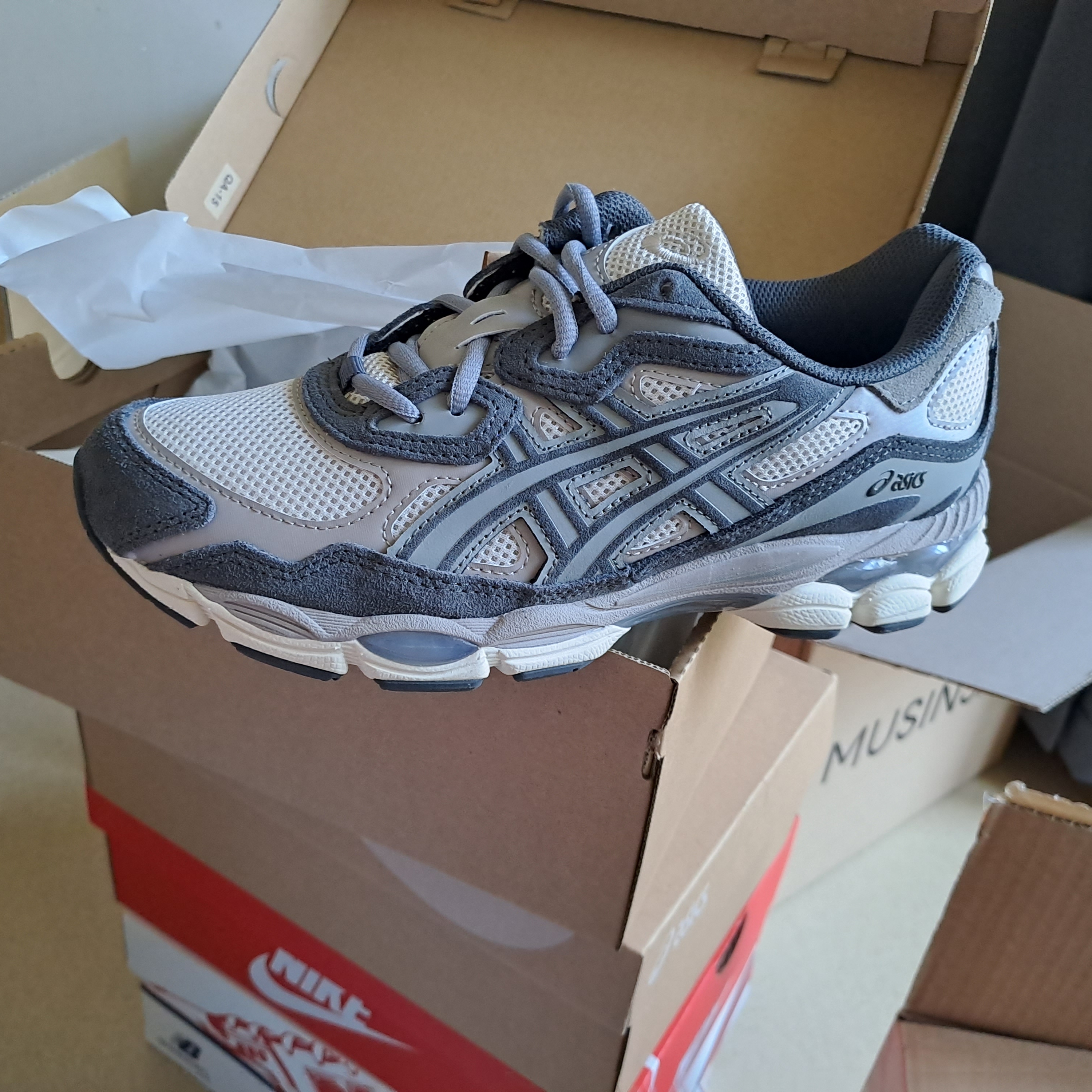 Asics Gel-NYC Oatmeal Obsidian Grey 착용 스타일 - 1
