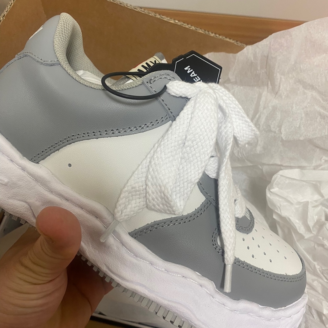 Maison Mihara Yasuhiro Wayne OG Sole Leather Low-top Sneakers Gray White 착용 스타일 - 2