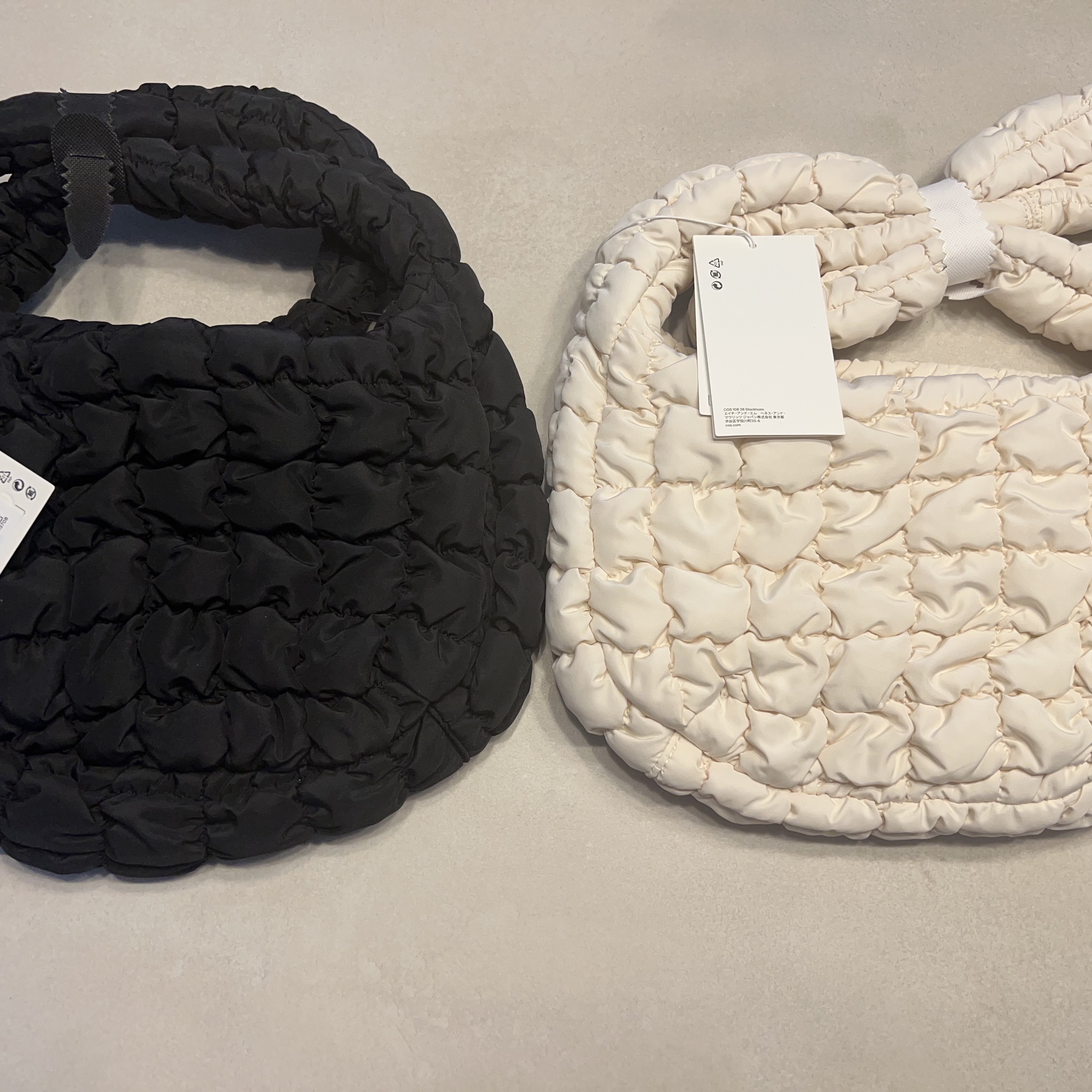 COS Quilted Messenger Bag Beige, COS Quilted Messenger Bag Black 착용 스타일