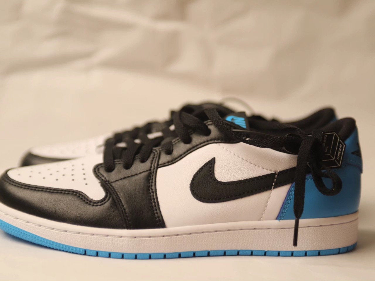 Jordan 1 Retro Low OG Black and Dark Powder Blue 착용 스타일 - 2