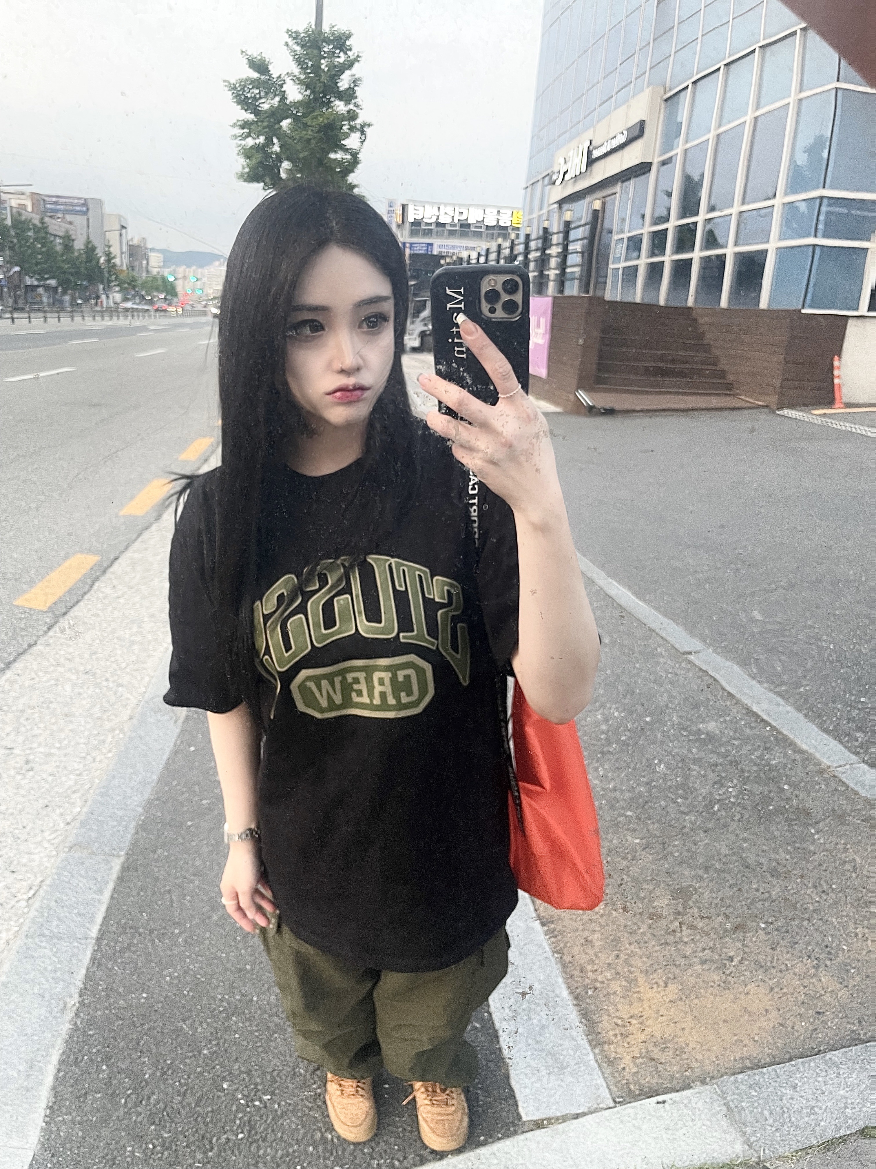 Stussy Crew T-Shirt Black, Nike Air Force 1 '07 WB Flax 착용 스타일
