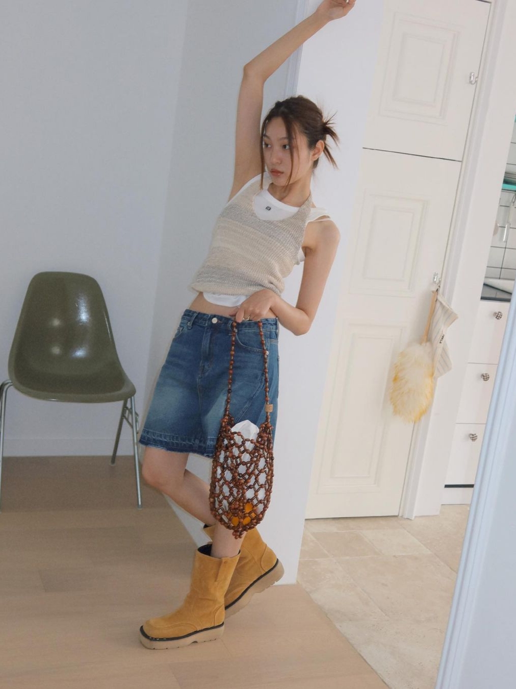 엔오르 우먼 커팅 데님 쇼츠 블루 착용 스타일 - 2