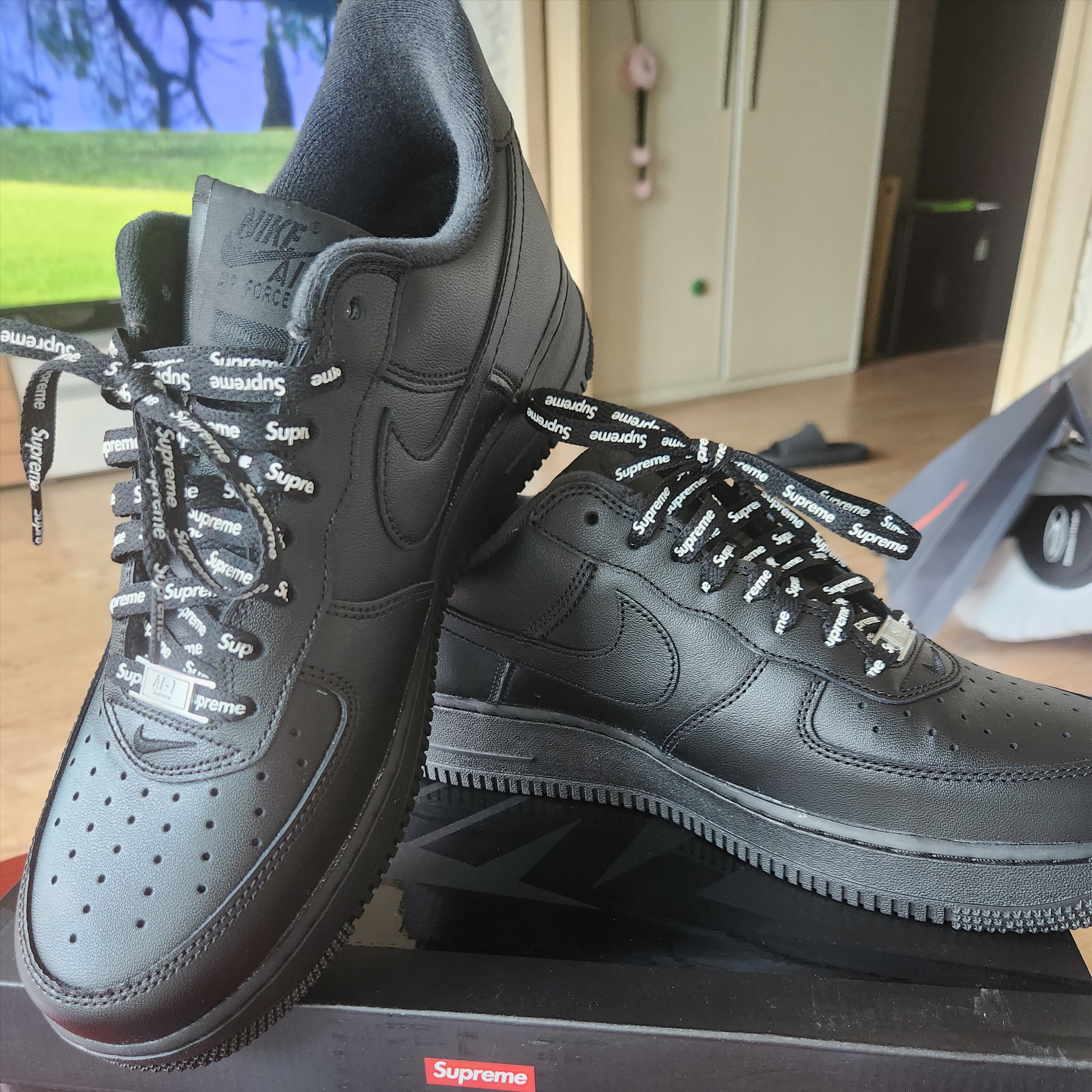 Nike x Supreme Air Force 1 Low Black 착용 스타일