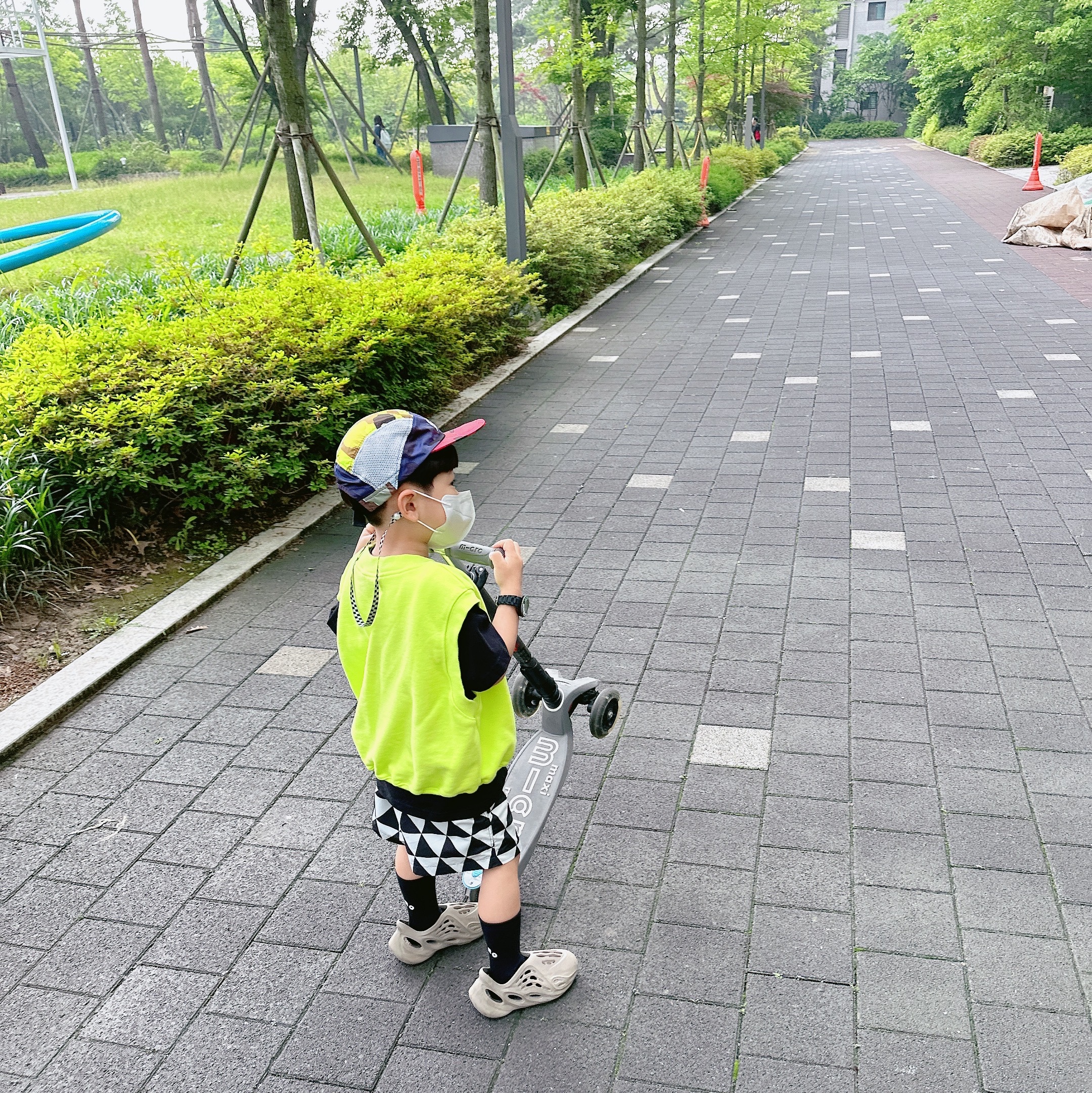 (키즈) 아디다스 이지 폼 러너 스톤 세이지 착용 스타일 - 1