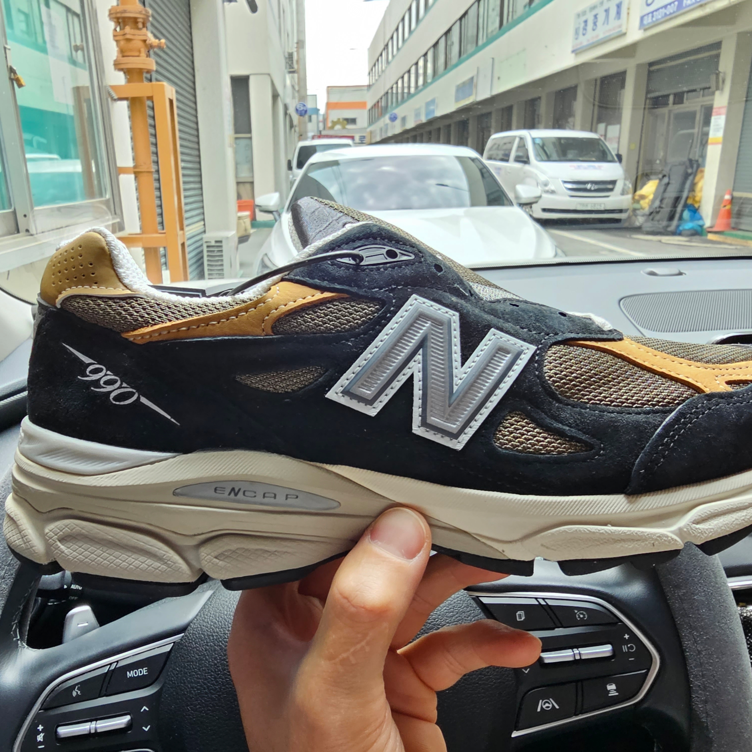 New Balance 990v3 Made in USA Black Tan 착용 스타일