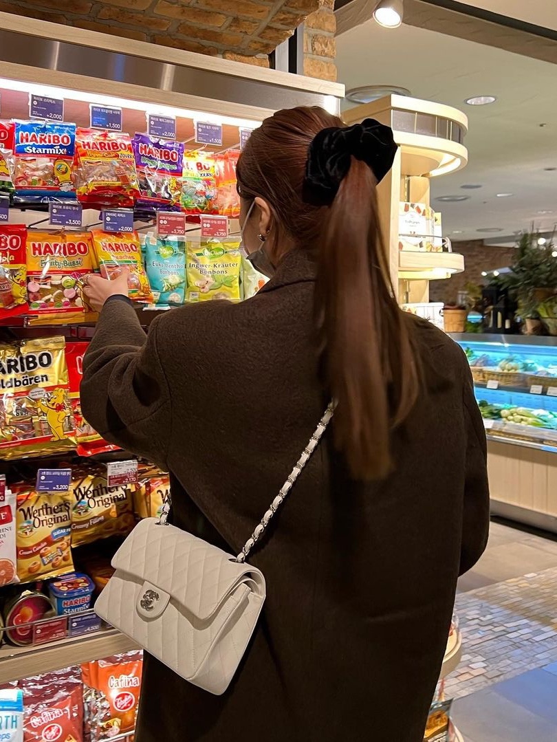 Chanel Small Classic Handbag Grained Calfskin & Gold White 착용 스타일
