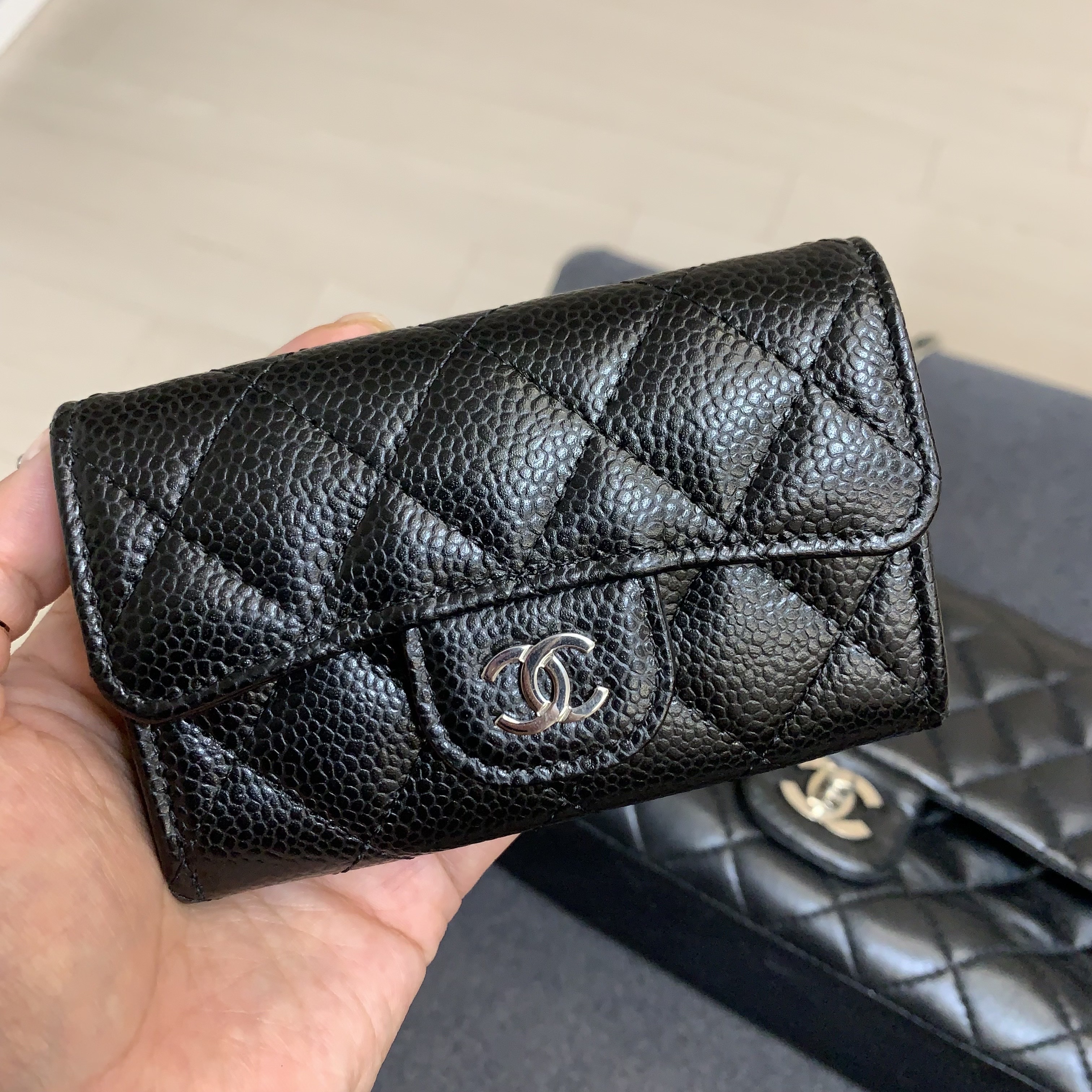 Chanel Classic Card Holder Grained Calfskin & Silver Black 착용 스타일