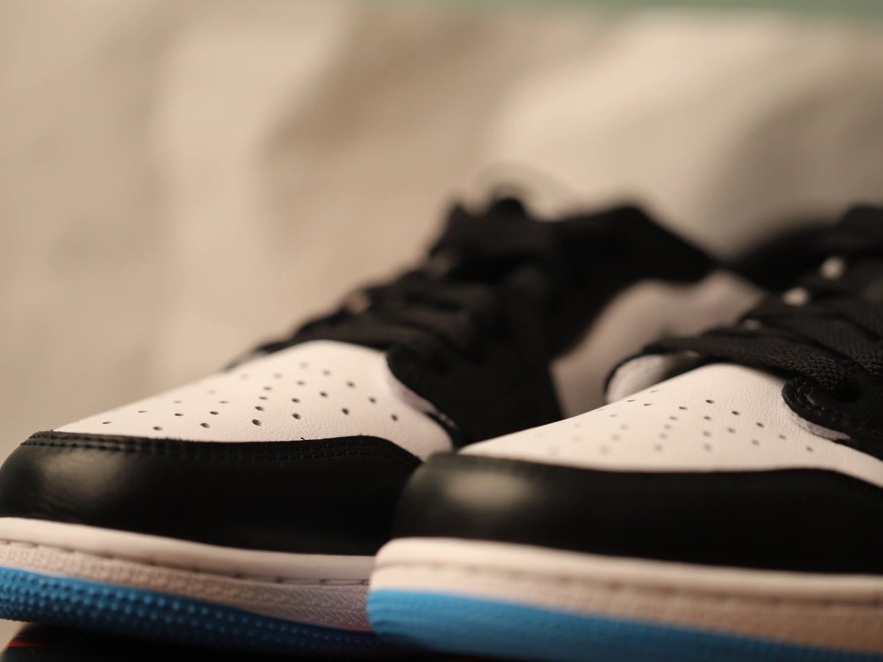 Jordan 1 Retro Low OG Black and Dark Powder Blue 착용 스타일 - 4
