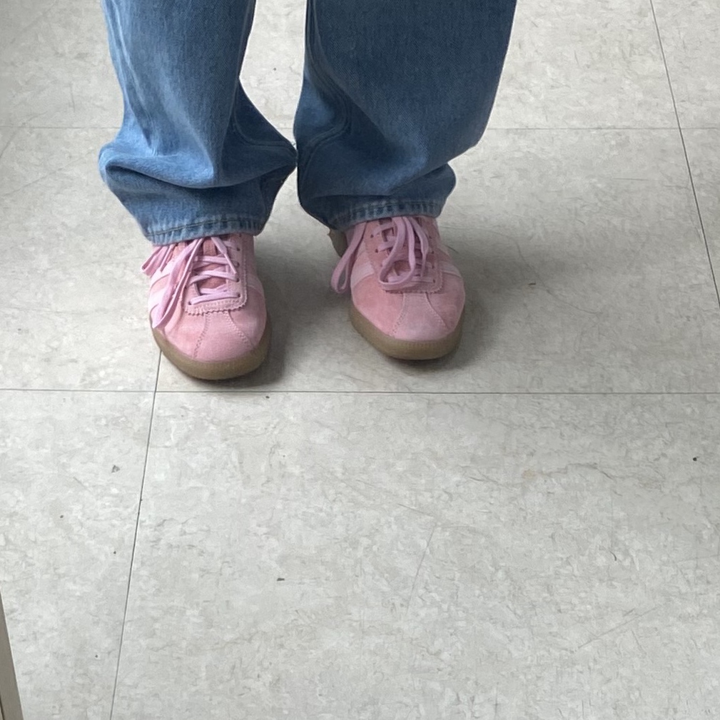 Adidas Bermuda Glow Pink 착용 스타일
