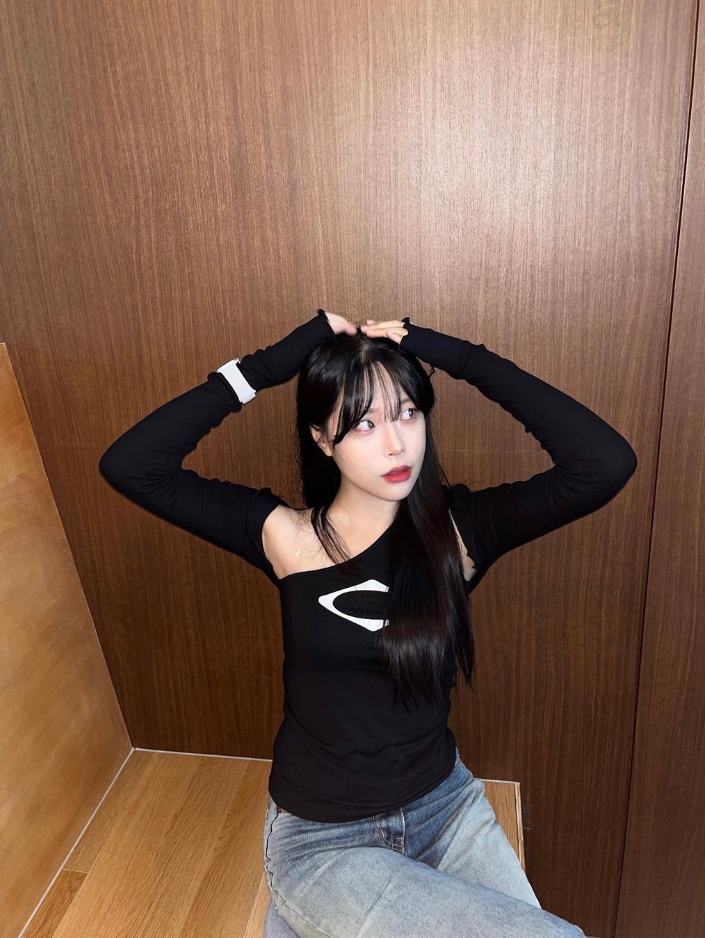 (W) Mischief Rhombus One Shoulder Top Black, (W) Mischief Rhombus One Shoulder Top Charcoal 착용 스타일