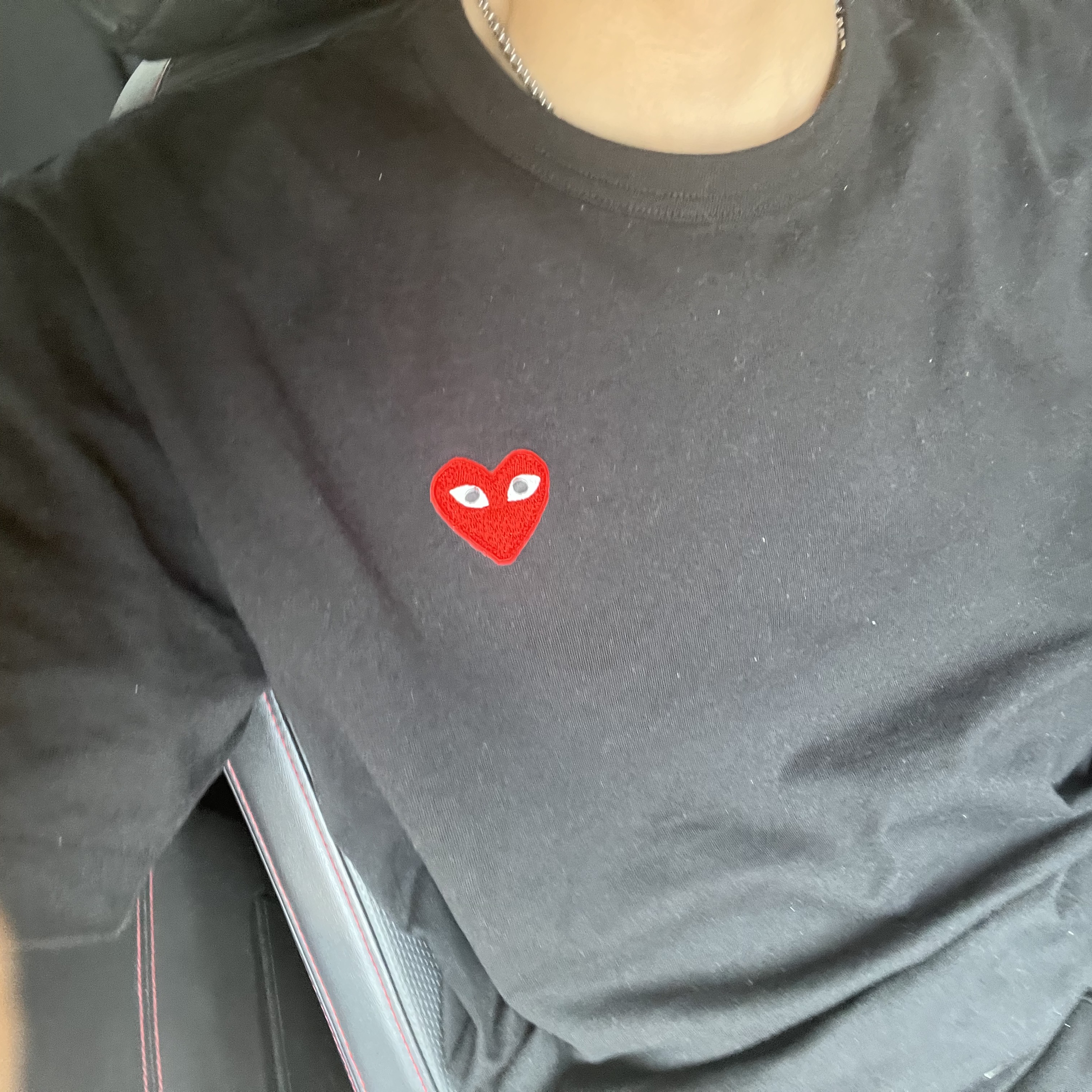 Play Comme des Garcons Red Heart T-Shirt Black 착용 스타일